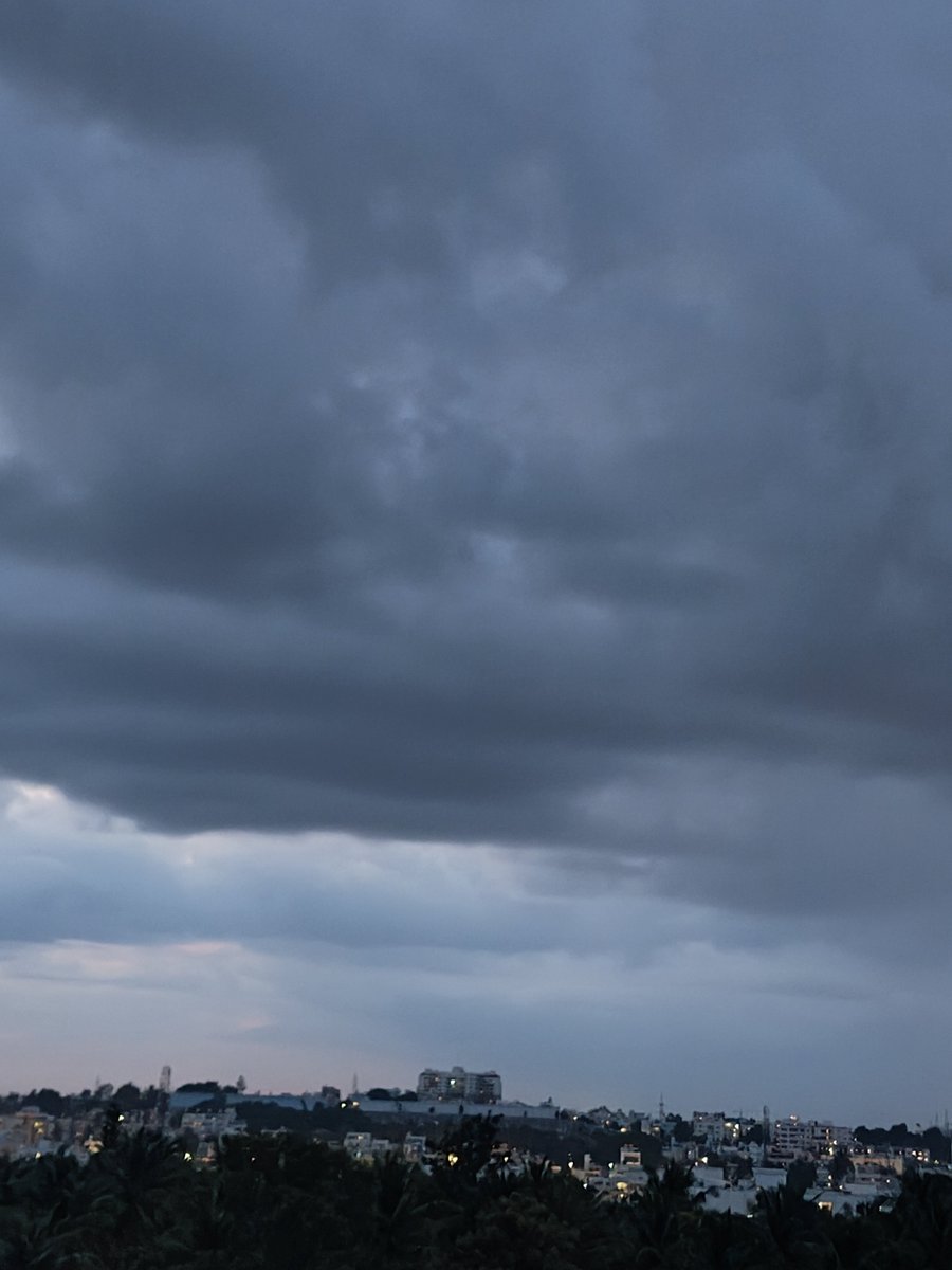 namma_vjy's tweet photo. 6.55PM: Bengaluru Western Horizon at Dusk

City lights and Dark Clouds ☁️

#BengaluruRains https://t.co/dauEUYxrgD