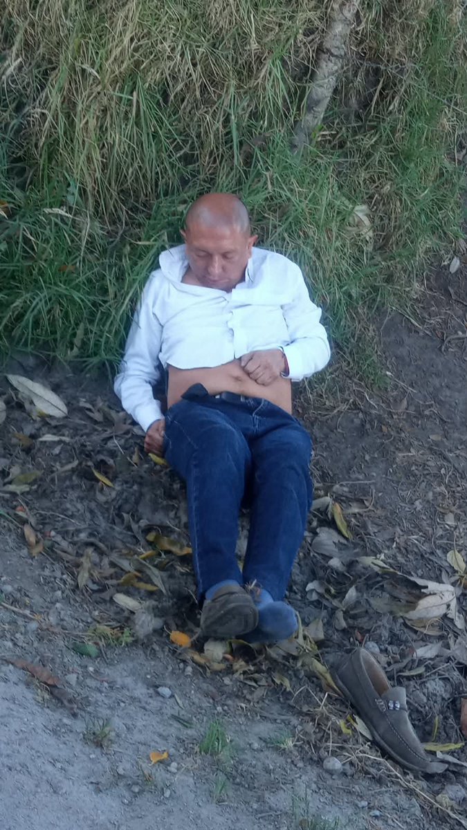 jcarreraandrade's tweet photo. Moradores de San Luis en la entrada a Lloa reportan haber encontrado a dos personas posiblemente escopolaminadas pues no dan razón de su domicilio o nombres. Si alguien los conoce avisen a sus familiares. https://t.co/xwwSjgUGKM