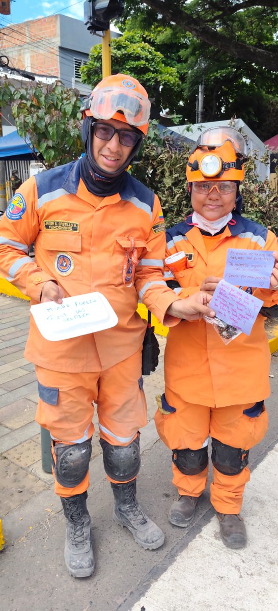 DefensaCivilCo's tweet photo. Siempre en el territorio: nuestra Directora General está al lado de nuestros voluntarios en la emergencia 🧡

Escuchando, apoyando y demostrando que la empatía se vive estando presentes. ¡El agradecimiento de la comunidad nos mueve!

#FuerzasQueSalvanVidas
#ListosEnPazOEmergencia https://t.co/j2zuasOgZs
