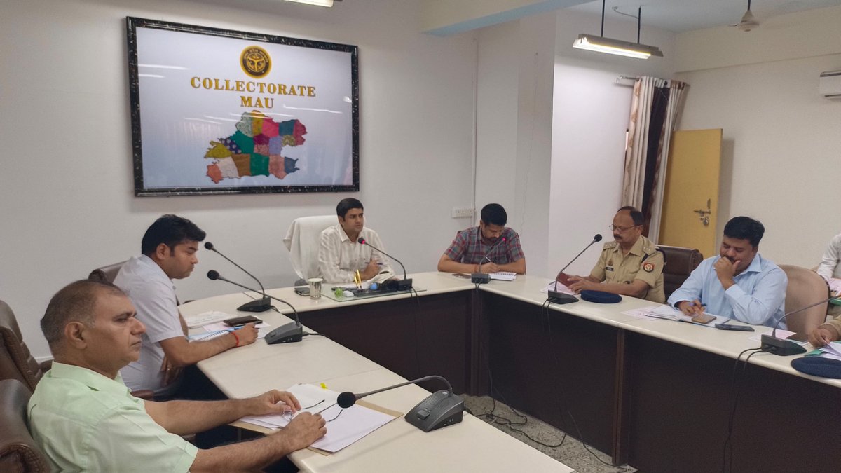 DMMau1's tweet photo. विद्यालयों में संचालित वाहनों की सुरक्षा एवं बेहतर स्थिति के संबंध में विद्यालय प्रबंधन के साथ बैठक कर वाहनों की नियमित फिटनेस जांच, चालक-परिचालक के सत्यापन,सुरक्षा मानकों एवं यातायात नियमों का शत-प्रतिशत अनुपालन सुनिश्चित करने के निर्देश दिए।
@UPGovt @CMOfficeUP https://t.co/ay7W2fSOhW