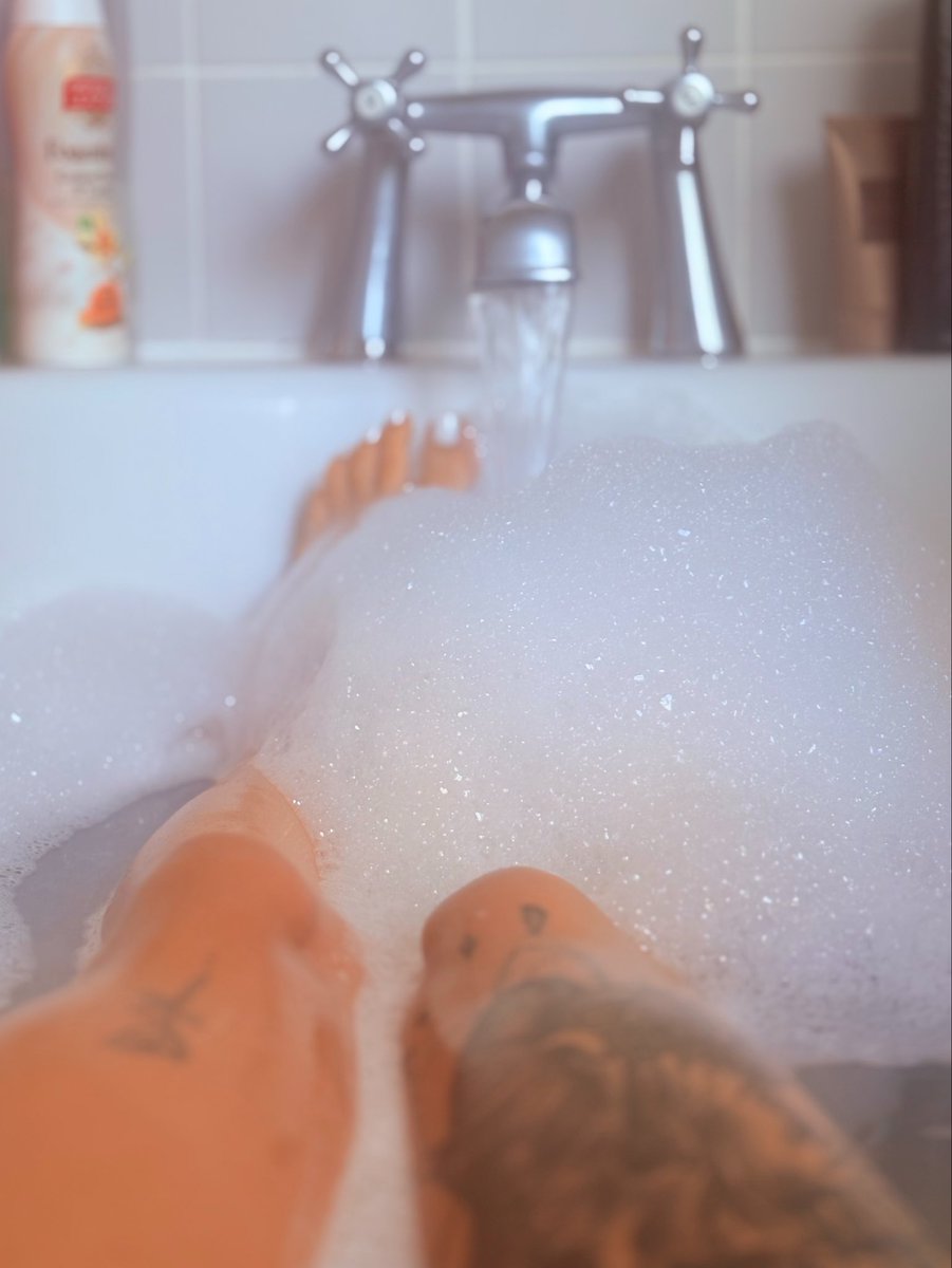 Goddessfreya037's tweet photo. In a cold bath ‘cause it’s scorching out…
Cooling off while you sweat for me 🤭
Stay useful https://t.co/no51jgDz32