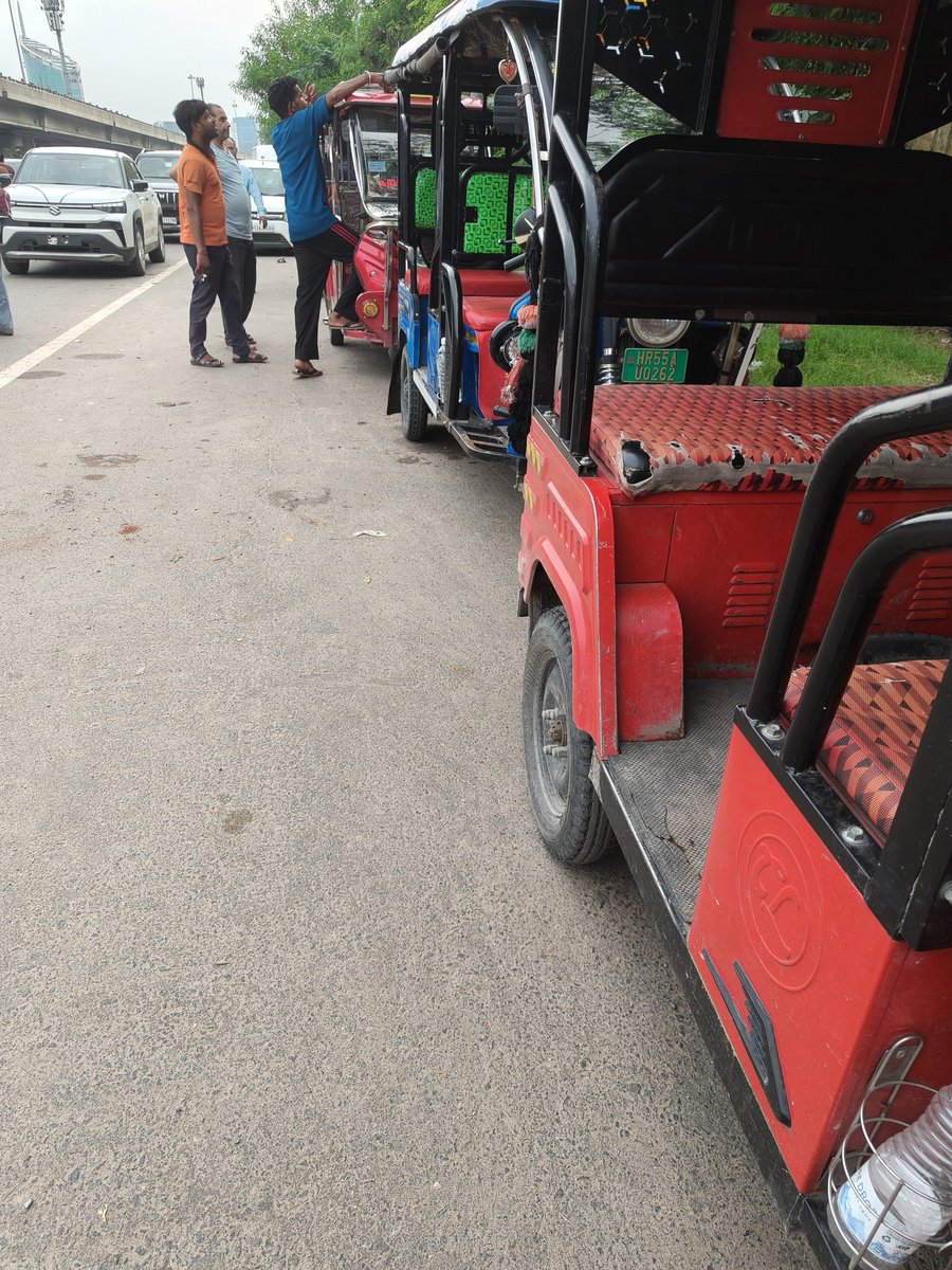 benabraham2's tweet photo. @TrafficGGM the e rickshaw drivers have a created outside cyberpark, driving in the roadside not letting people wait on the side of the road. Please do something https://t.co/pgSvr7UDo7
