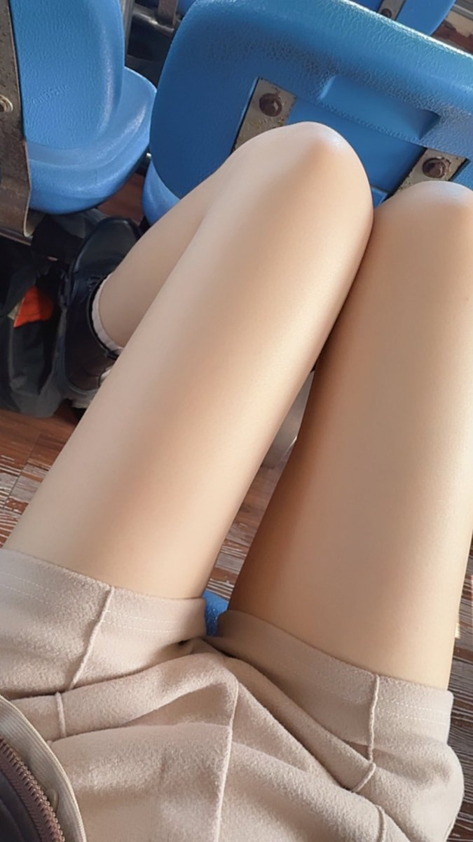 Yuz4mj's tweet photo. 黑丝好看还是白丝  有点纠结 https://t.co/IY7FpcPLUp