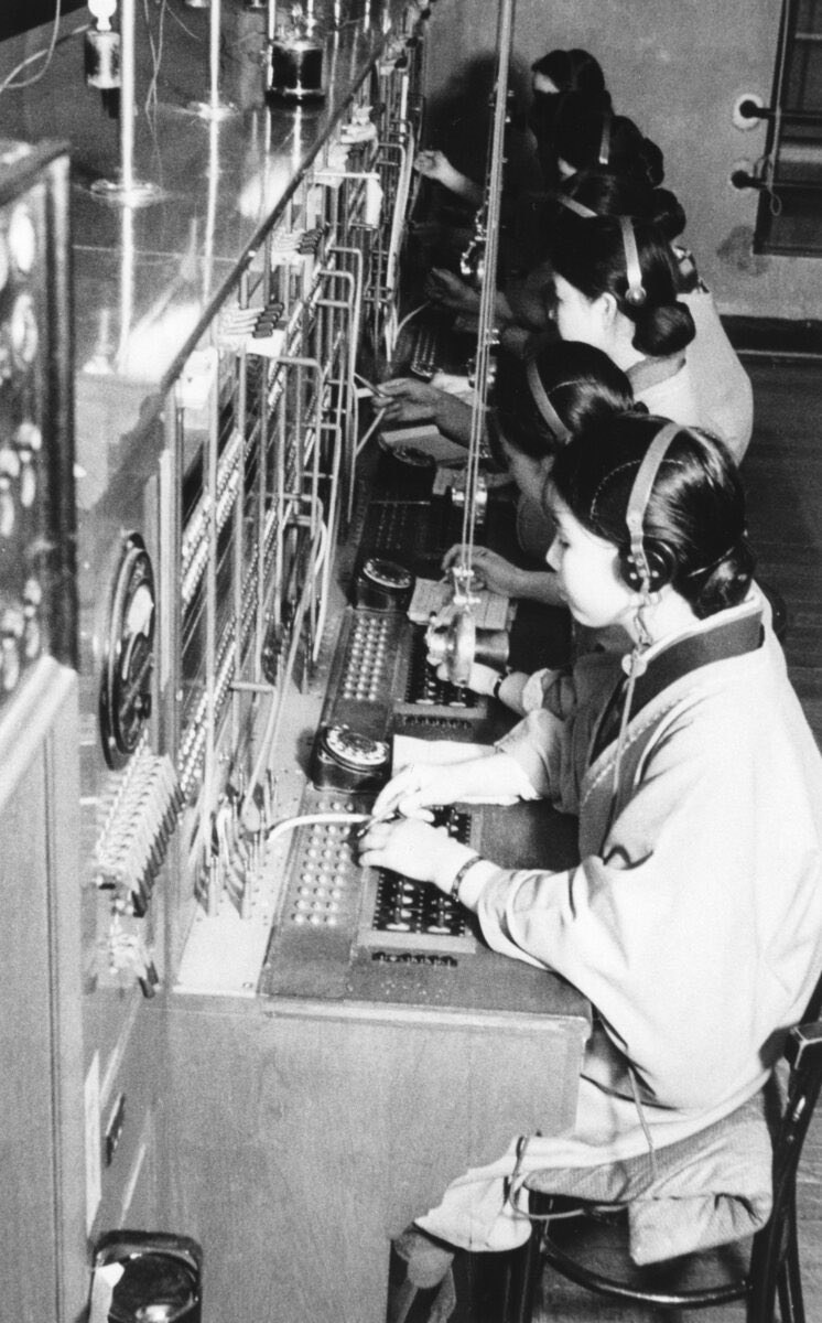 otonanoikenga's tweet photo. 【終戦を知った数日後、彼女たちは「死」を選んだ】

1945年8月15日、日本は敗戦を迎えた。
しかし樺太（サハリン）の真岡では、本当の地獄はそこから始まった。

逃げ惑う人々の「声」をつなぐため、敵が迫る中でも交換台に座り続けた9人の乙女たち。
彼女たちの最期の数時間を知ってほしい。

8月15日、玉音放送が流れ「戦争は終わった」と誰もが安堵した。
しかし8月20日早朝、濃霧の中からソ連軍の軍艦が姿を現し、静かな港町へ突然の艦砲射撃を開始した。
空襲の怯えから解放されたはずの町は、一瞬で火の海と化した。

「敵上陸！早く逃げなさい！」
男性職員の叫び声が響く中、真岡郵便局の電話交換室では、10代後半から20代前半の少女たちが誰一人として立ち上がろうとしなかった。

壁一面の��いランプ。それは逃げ惑う人々の「血の涙」のようなSOSだった。

「真岡が襲われています！助けて！」
「母さんはどこ！」

当時、電話はすべて手作業。彼女たちが逃げれば町は完全に孤立する。
「これが私たちの任務です。通信を絶つ���けにはいきません」
外で砲弾が炸裂する中、震える手でプラグを差し込み、彼女たちは声を繋ぎ続けた。

だが、ソ連兵の軍靴の音は、すぐ下の階段まで迫っていた。
白旗を掲げる市民への銃撃、凄惨な略奪。捕まればどうなるか、逃げてきた人々の悲鳴が物語っていた。

彼女たちのポケットには、万が一の時に尊厳を守るため渡された白い包み
──「青酸カリ」が入っていた。

「……みんな。本当によく頑張ったね」
班長の声に、全員が自らの運命を悟った。
「お母さん……」
一番若い少女がぽつりとこぼし、皆の目から涙があふれた。生きたい。故郷を見たい。

だが、敵の銃口はすぐそこに迫っている。
一人の少女が毒を口に含んだ。次々と、それに続いた。

薄れゆく意識の中、最後に生きている回線を本土へ繋ぐ。
外では機関��が火を��き、ドアが乱暴に叩かれる。

本土の局員が「逃げろ！」と叫ぶ中、返ってきたのは、死の淵に立ちながらも驚くほど澄んだ美しい声だった。

「交歓台にも弾丸が飛んできました。もう、どうにもなりません」
「局長さん、皆さん……さようなら。長くお世話になりました」
「お父さん、お母さん……さようなら」

そして、全国の通信網へ向けた、最後の絶唱。

「皆さん、これが最後です。さようなら、さようなら──」

ガチャン。
プラグが抜け、通信が途絶えた。

踏み込んだソ連兵が見たのは、赤いランプが点滅する交換台の前で、折り重なるように息絶えた9人の乙女たちの姿だった。
最後まで職務を全うした者の、気高さに満ちた顔だったという。

戦禍の中で、武器を持たず、ただ人々の命を繋ぐためにその命を燃やし尽くした��り高き通信手たち。

北海道・稚内にある「九人の乙女の碑」は、今も北の海を向いて立っている。
私たちは、この痛ましくも気高い歴史を決して忘れてはいけない���
多くの人に届きますように。
