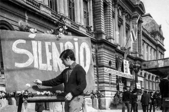 CosseCarolina's tweet photo. Hubo un tiempo en que, por reivindicar mejores condiciones de estudio, reprimían estudiantes y asesinaban a sangre fría.
El pueblo conmemora el día de la muerte de Líber Arce a sus mártires estudiantiles. En un nuevo 14 de agosto les honramos y recordamos que tenemos raíces profundas.