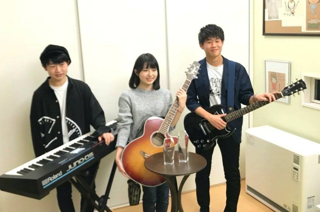 SWALLOW_hhy's tweet photo. SWALLOWの10年間を振り返る。

【2017年】
LINEオーディショングランプリ獲得時。

東京ワンマン『遠雷』まで、
あと15日。

https://t.co/KBBk3NWr03 https://t.co/8t6kyf5sQb