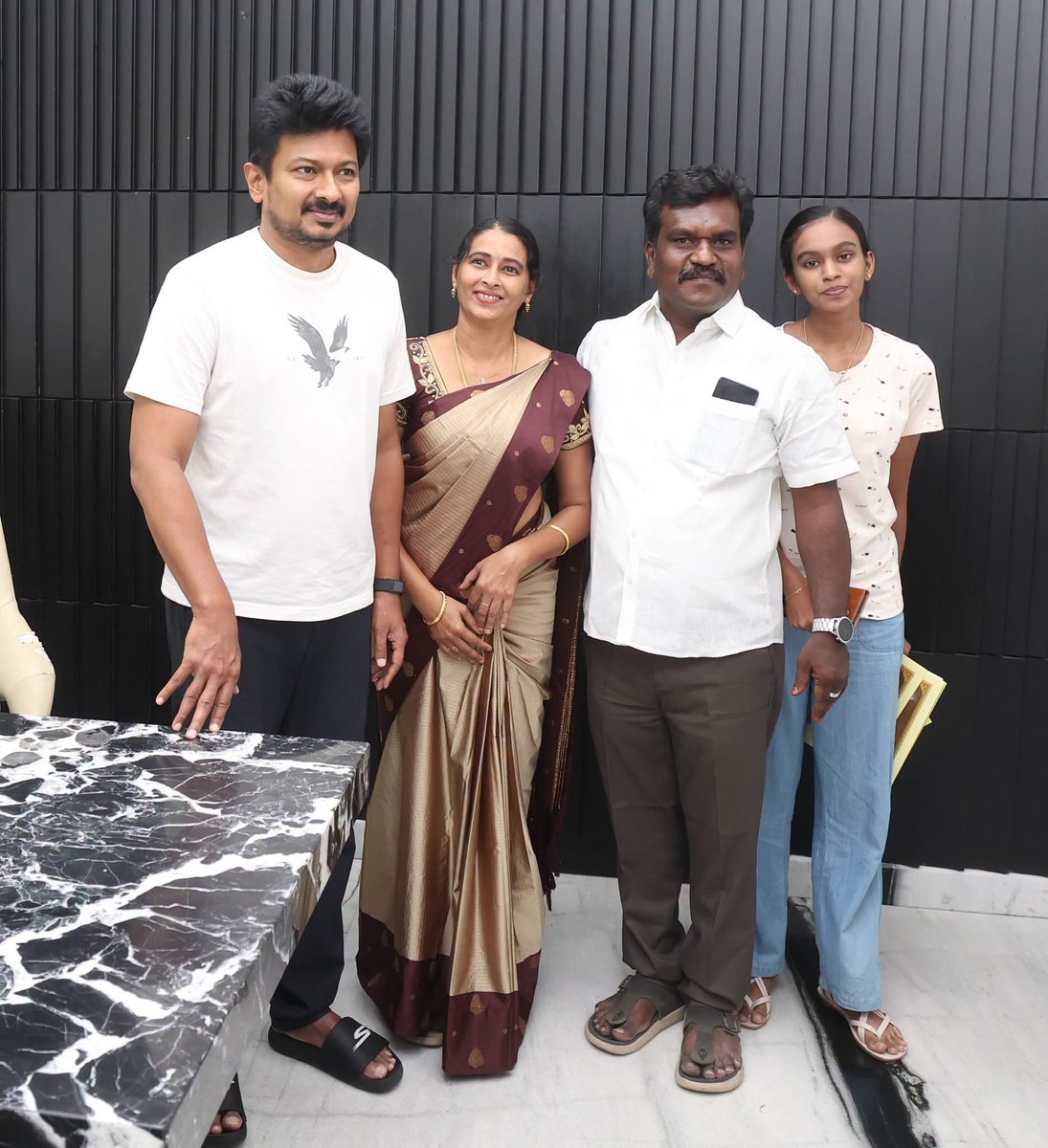 46Mmp's tweet photo. குறிஞ்சி இல்லத்தில் ❤️😍
#udhayanidhistalin #love #picoftheday #dmk_blood https://t.co/uMlh0pjxcz