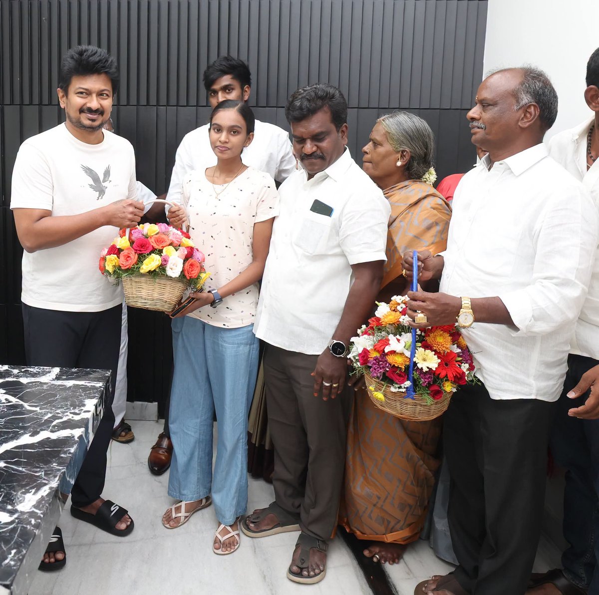 46Mmp's tweet photo. குறிஞ்சி இல்லத்தில் ❤️😍
#udhayanidhistalin #love #picoftheday #dmk_blood https://t.co/mbMR7j7TEx
