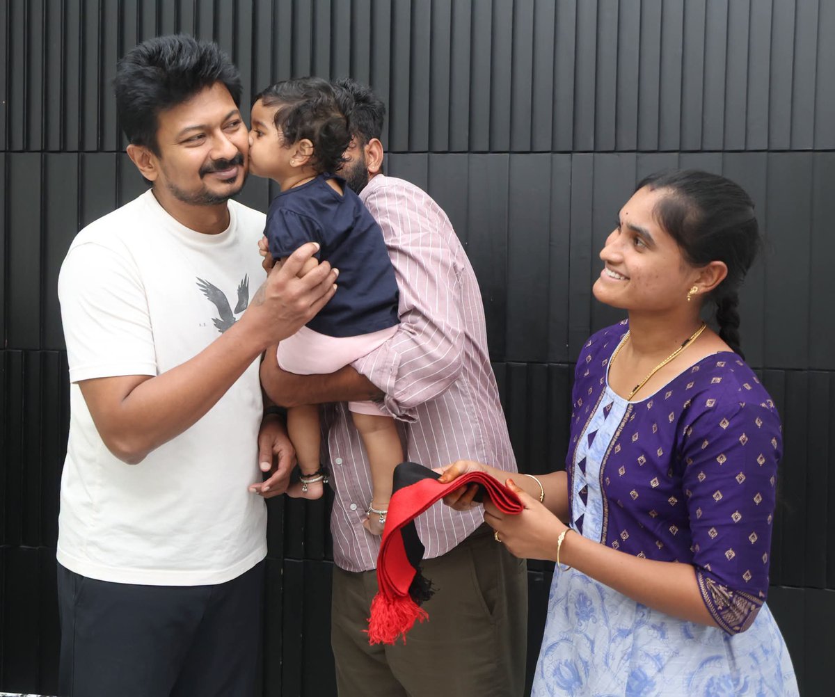 46Mmp's tweet photo. குறிஞ்சி இல்லத்தில் ❤️😍
#udhayanidhistalin #love #picoftheday #dmk_blood https://t.co/uMlh0pjxcz