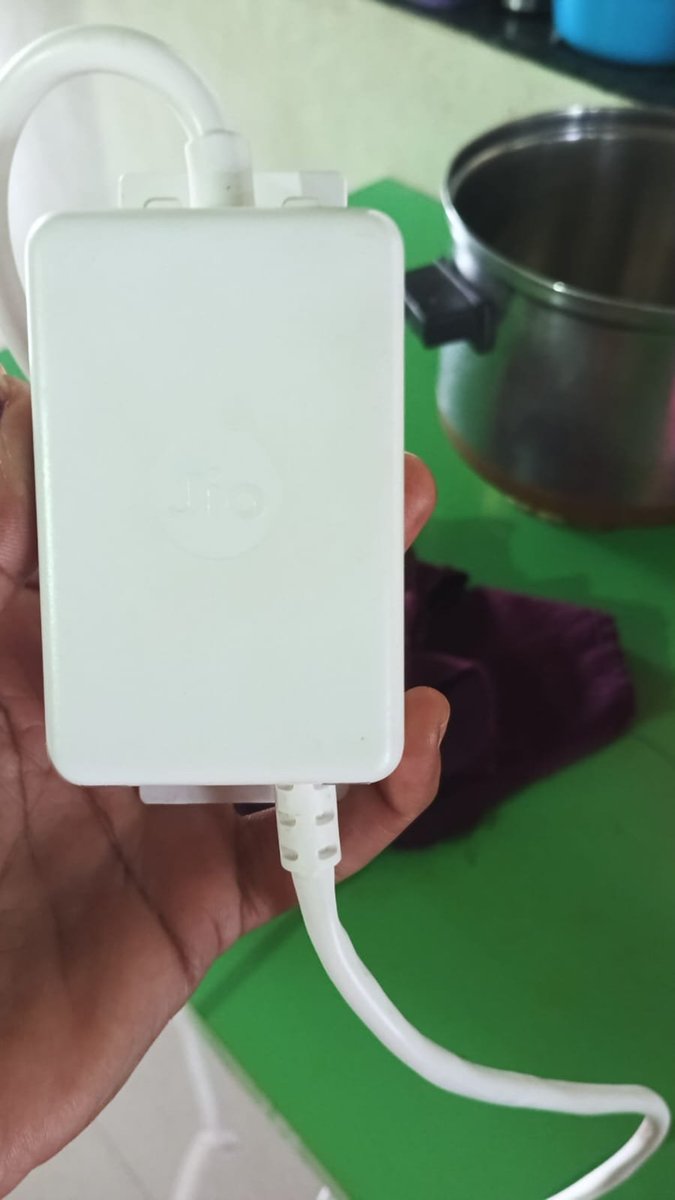 yogeshjain143's tweet photo. @JioCare sir With referenceto S.Request SR00003DVWIN for JioAirFiber conn.with  2565359524 https://t.co/lgx2NzZdKE. Rakesh Patil said that "Passive PoE injector"is not workingproperly so u have to fix a new injector for that u haveto pay 500ru. I paid 500ru. Isit right or wrong? https://t.co/yipLsm7RSK
