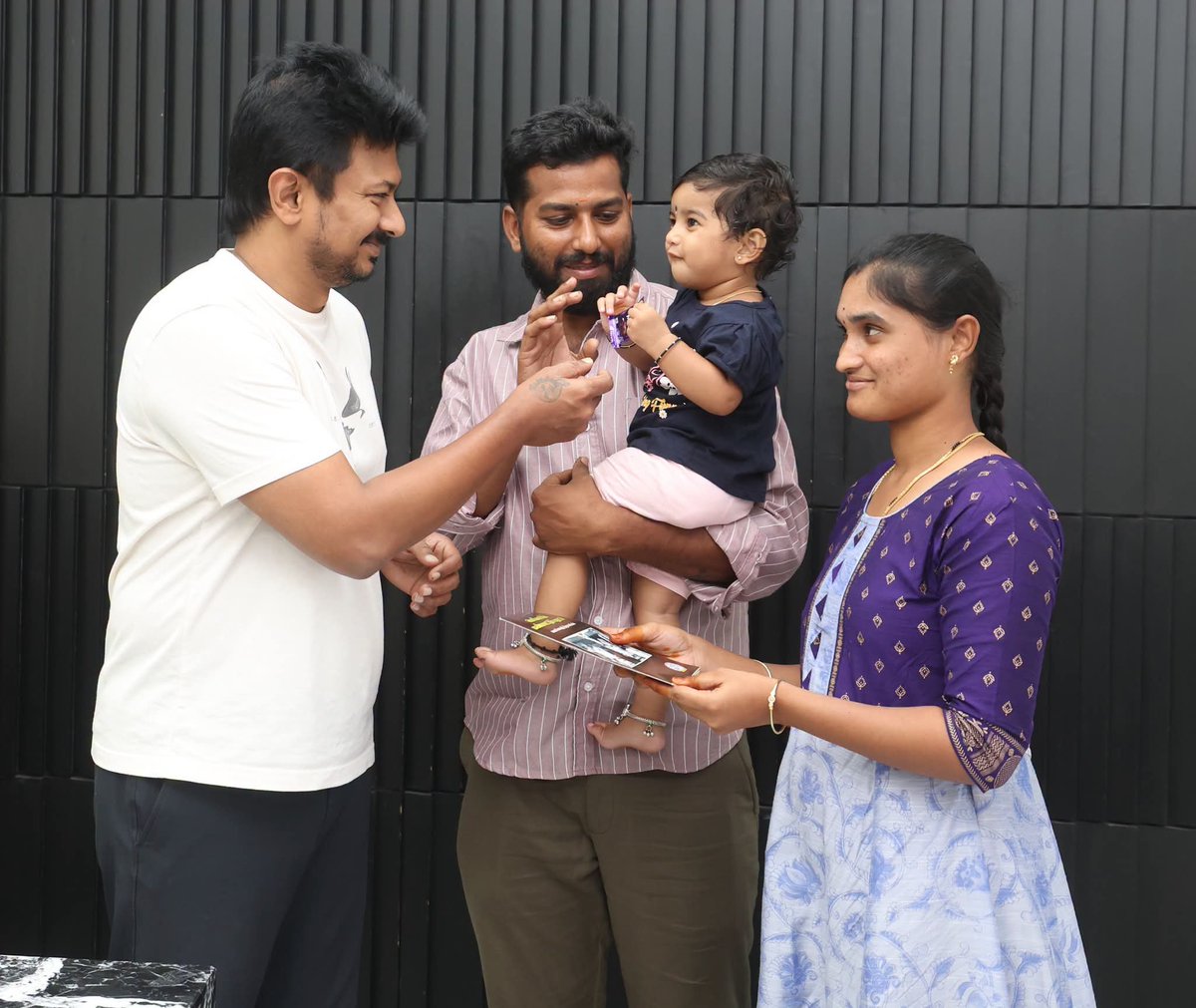 46Mmp's tweet photo. குறிஞ்சி இல்லத்தில் ❤️😍
#udhayanidhistalin #love #picoftheday #dmk_blood https://t.co/Nlxi0M1Fb2