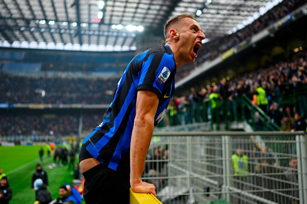 Sibilo88's tweet photo. Nemmeno il tempo per i #complottisti di creare i loro video deliranti su #FRATTESI e rate non pagate dall'inter che il problema (della #LAZIO) è stato agevolmente risolto. Come?
Con un accordo migliore per la stessa #Inter
Si perde, anche oggi... Miseramente
#juve #milan https://t.co/05yw5cGSmd