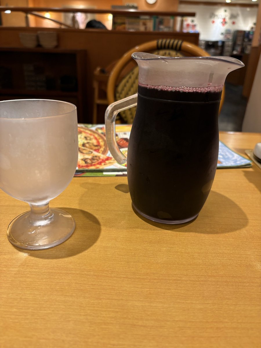 bdsmkubiw's tweet photo. サイゼのデカンタ頼む時いつも思うけど
明らかに規定量の線を超えた量入れてる
勢い余ってんのかな https://t.co/vxIg32eLE8