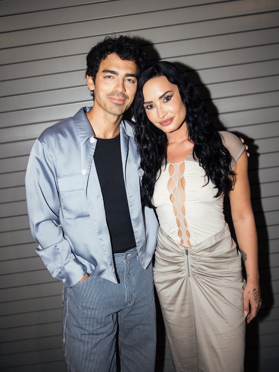 poptime's tweet photo. Joe Jonas dá fecho no irmão Nick Jonas, após ele dizer em entrevista que Joe é o protagonista de 'Camp Rock':

Nick: “Você é o protagonista do filme, Joe. Não sei se você sabe disso”.

Joe: “Não, eu era o número 2. A Demi era a número 1. O filme é da Demi, da Mitchie”. https://t.co/MtOErSxjUM