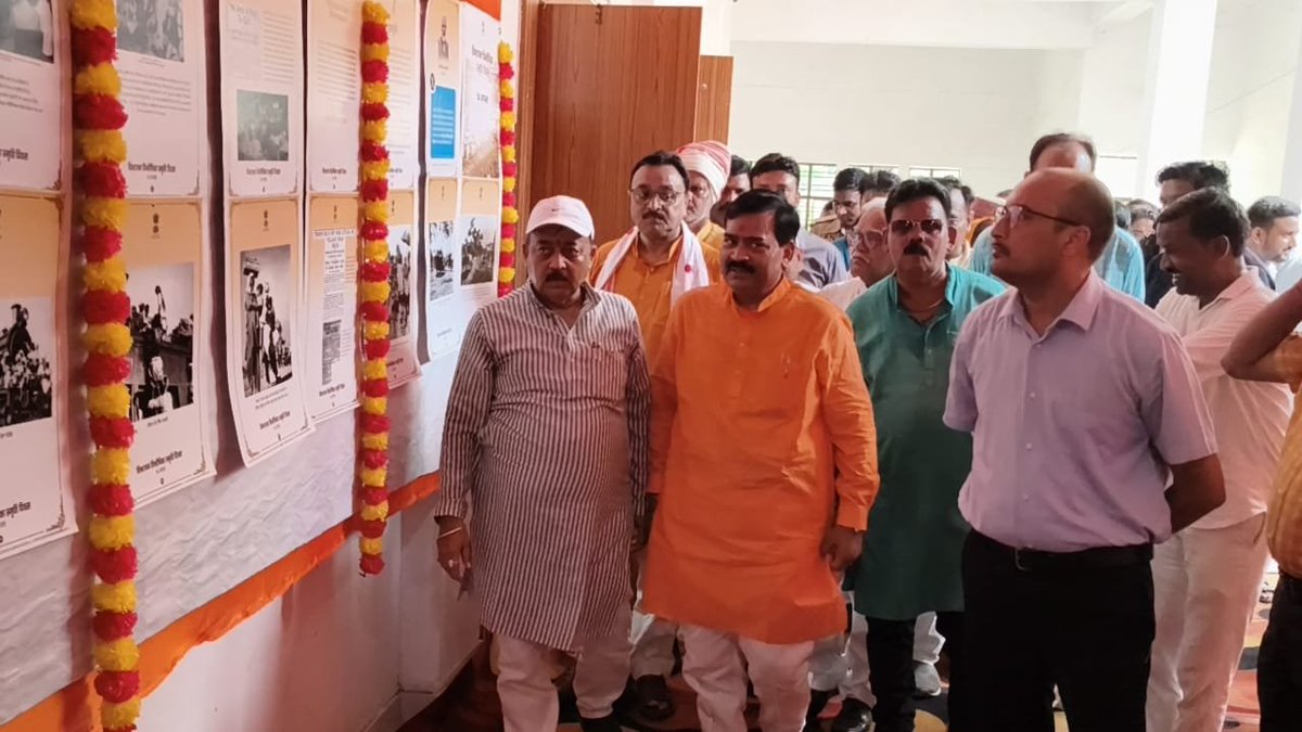 SultanpurDm's tweet photo. दिनांक 14.08.2026 को पं0 राम नरेश त्रिपाठी सभागार में आयोजित विभाजन विभीषिका स्मृति दिवस कार्यक्रम के अवसर पर मौन पदयात्रा, प्रदर्शनी अवलोकन व विस्थापित परिवारों के सदस्यों को सम्मानित कर राष्ट्रीय एकता, अखंडता एवं सामाजिक सद्भाव को मजबूत करने का लिया गया संकल्प। https://t.co/TQflE65nfF