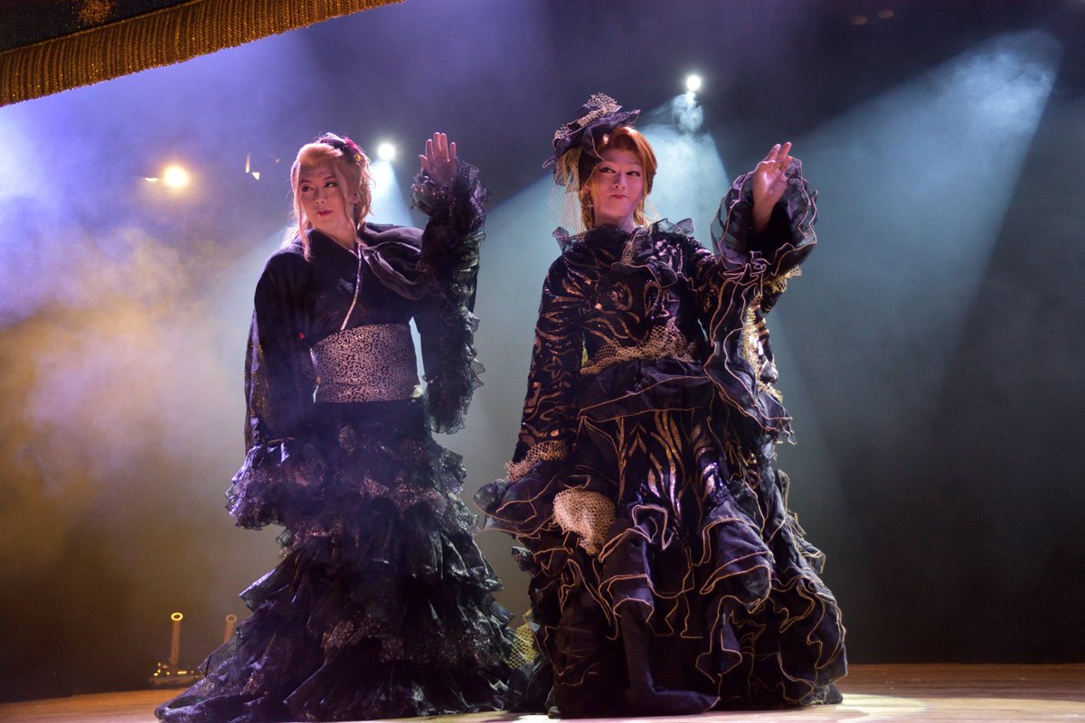 tashumisan's tweet photo. 大空×大心W祭り。
緞帳が開いたら、黒いドレスの美女二人♡
#宝海大空 #宝海大心 #宝海劇団 #新開地劇場 https://t.co/PVLc359SEx