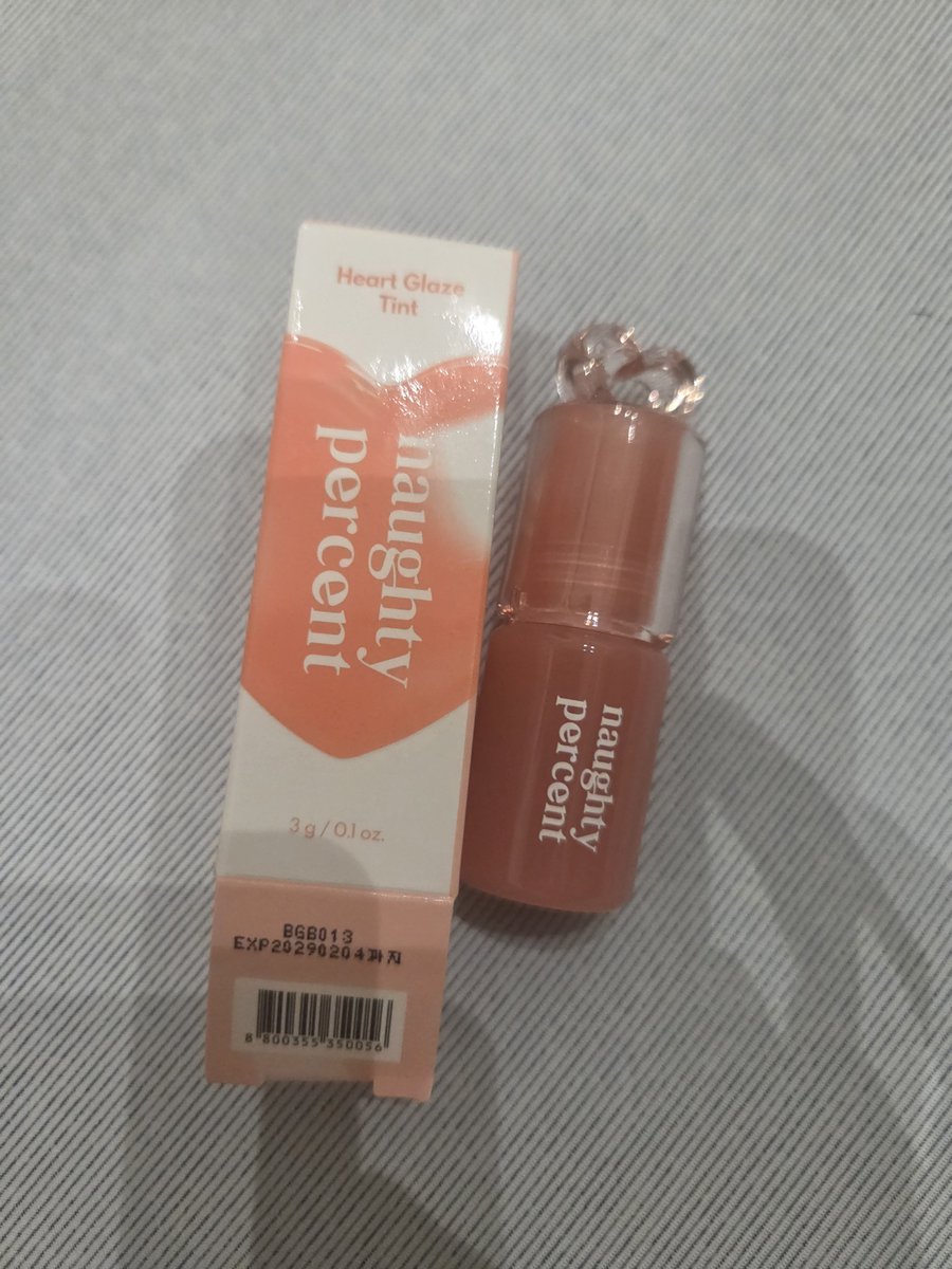 msr373700's tweet photo. かんわいいパケのティントリップ💄
子供に可愛いほしいって言われた笑
つやんつやんぷるんぷるん唇になれるよん
色味も可愛すぎる
PDRN配合されてスキンケアしながらオシャレに♡最高！
#naughtypercent #ハートグレーズティント #ティント #韓国コスメ https://t.co/xle9XnA2Qk