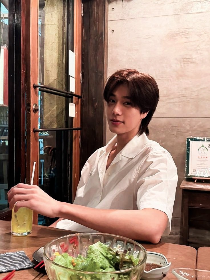 kareluvpp's tweet photo. #Pondphuwin Short AU 🔞
[CHAPTER 8]

BLURRED LINE
- ArloNayo

Perasaan yang kian dalam membuat Arlo tak sabar menyeret Nayo keluar dari zona aman, memintanya berhenti bersembunyi di balik bayang dan menuntunnya berjalan saling menggenggam di bawah terang. https://t.co/8P50kwY36k