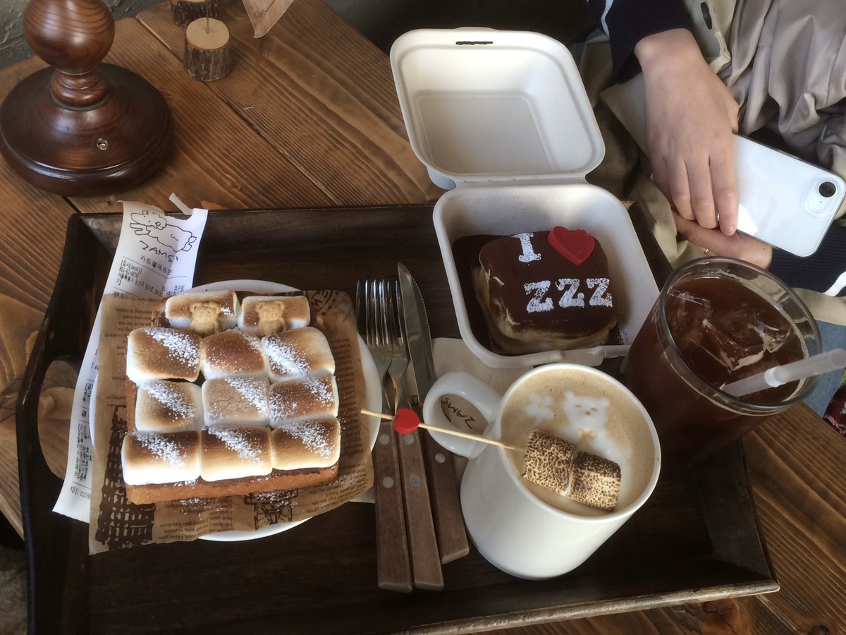 tenizip's tweet photo. 📍잠시

용산에 오면 꼭 꼭 와야 하는 곳 ｡✧｡･ﾟ
디저트도 너무 귀엽고 맛있고 무엇보다 고양이가 있고... 정말 카페 이름처럼 잠시! 들렀다가 가기 좋은 곳 또 가고 싶은 카페 💓💕 https://t.co/jUErjirTXT