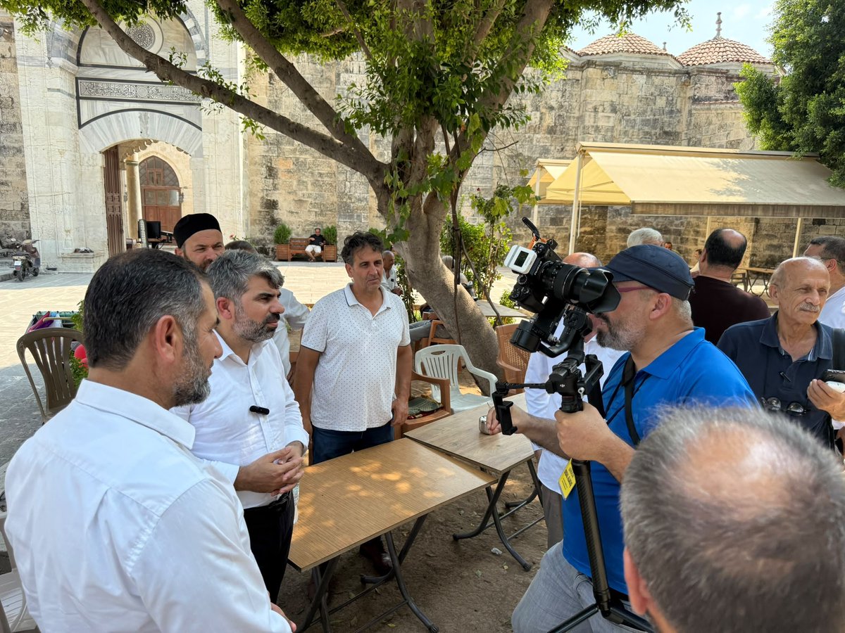 mersinhudapar's tweet photo. Mersin Milletvekilimiz Sn. Faruk Dinç, İl Başkanımız Sn.Salih Demir, Tarsus İlçemizde,teşkilatımızla birlikte Cuma namazı sonrası Ulu Cami avlusunda Halkımız ile buluştu.  Yerel sorunlar üzerinde yapılan çalışmaları anlatan Vekilimiz, gazetecilerin de sorularını yanıtladı. https://t.co/fUAtN8WZvu