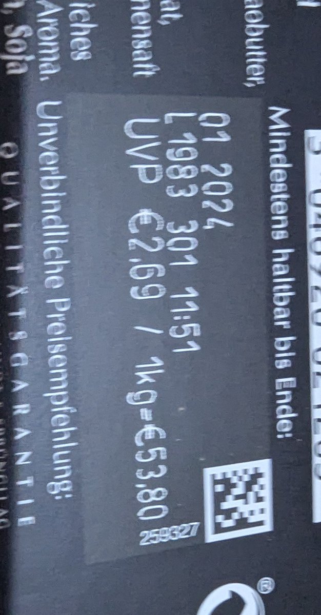 Kramak's tweet photo. Ich habe immer ein Stück Bitterschoki für besondere Anlässe im Kühlschrank... 

Äh... Ja. 😅 https://t.co/AyJeeewifs