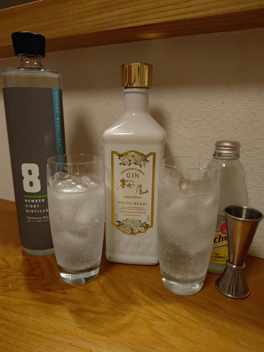 tosta007's tweet photo. 週末なので飲みます飲みます☺️左は、横浜のクラフトジンNumber8😀右は、広島の超有名ジン桜尾からWHITE HERBSで今宵は飲み比べ〜☺️どちらもとっても美味しい☺️特徴は、Number8は、柑橘中心ながらビターな一面もあり〜☺️桜尾は、ハーブボタニカル🌿とフローラル🌹の調和が絶品☺️ https://t.co/n6nNGTCOjn
