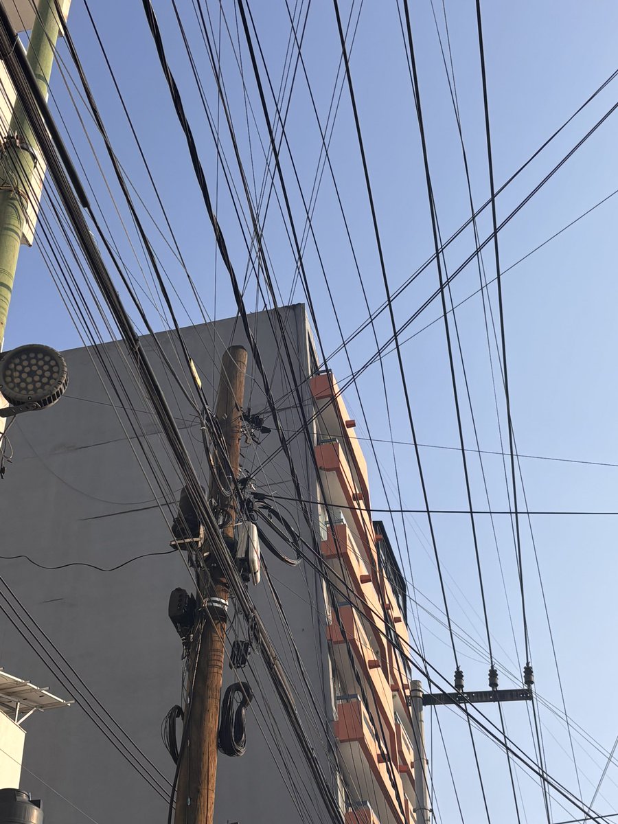 marianisonline's tweet photo. En la calle de búfalo entre Rodríguez Haro y José Maria rico, nos tienen viviendo entre cables, van de postes a banquetas, balcones, están tirando árboles. Cuándo van a venir a limpiar nuestra calle? @AccionesBJ @LuisMendozaBJ @BJAlcaldia es súper peligroso. Necesitamos limpieza https://t.co/5DgB1XrqIn