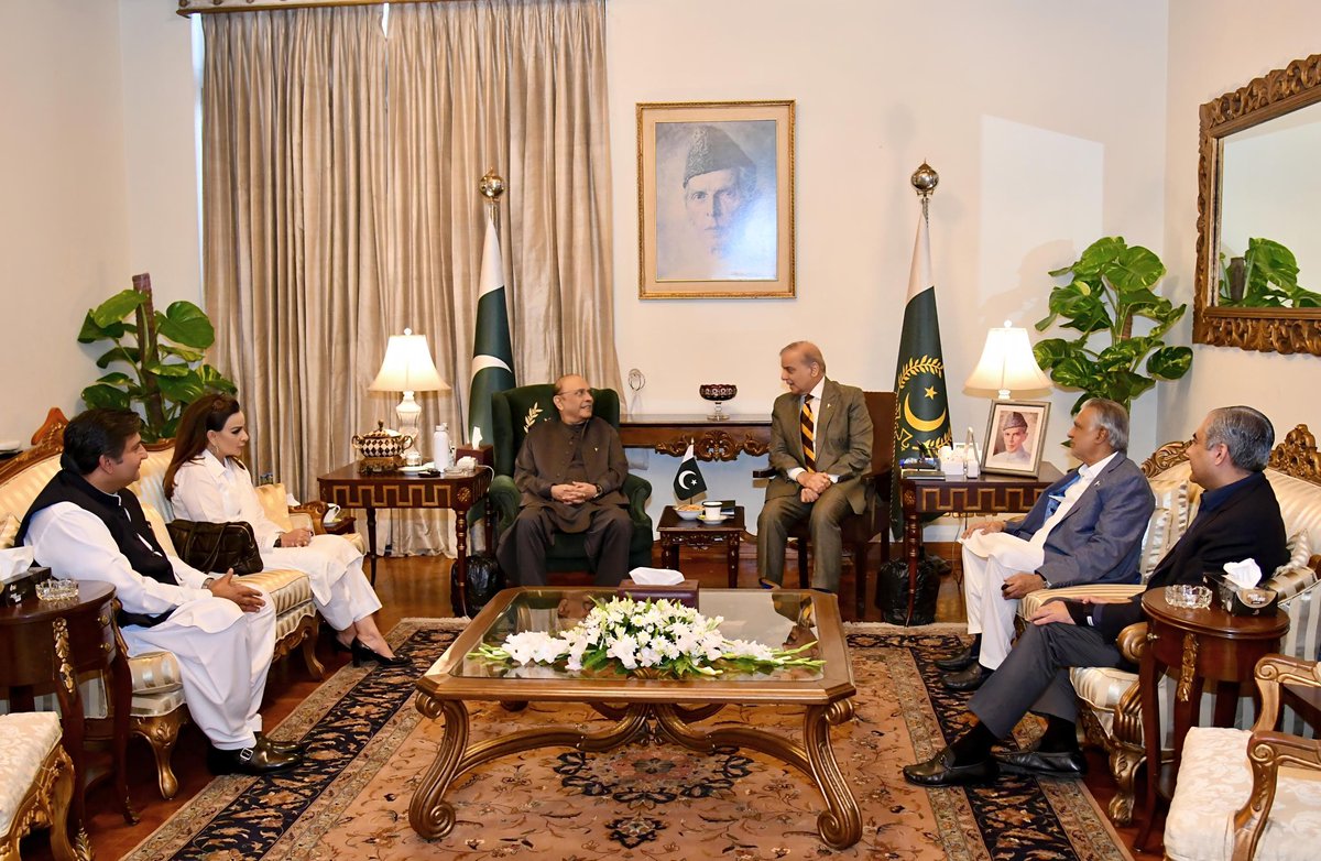 MediaCellPPP's tweet photo. President @AAliZardari talking to Prime Minister Muhammad Shehbaz Sharif, who met him at Aiwan-e-Sadr. https://t.co/fUB4niTxor
