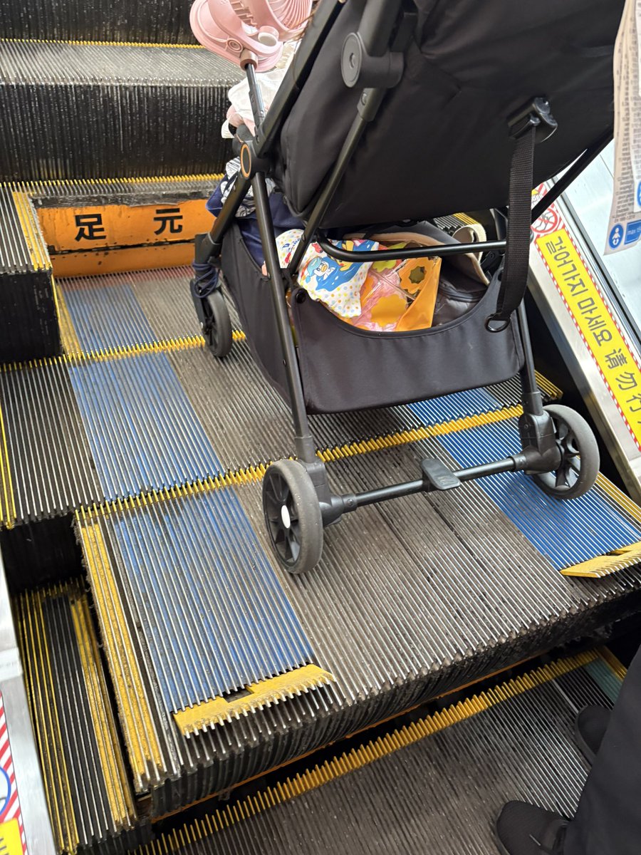 batako_comic's tweet photo. 小樽駅、ベビーカー(車椅子)対応エスカレーターってやつだったんだけど…見たことある！？
私は初体験😳 https://t.co/9wZbdaT1f1