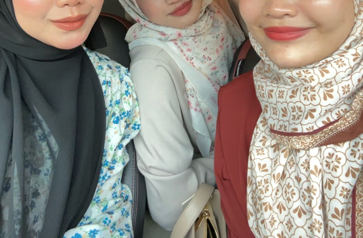 itshanahizz's tweet photo. trio 💅🏻 https://t.co/68hy5k4IPU
