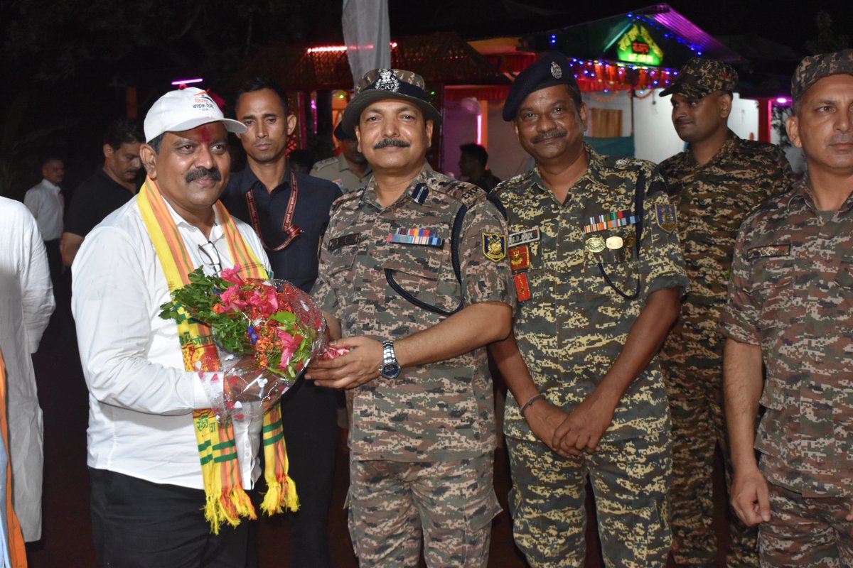 150BNCRP's tweet photo. A TirangaYatra led by Hon’ble Dy CM Shri Vijay Sharma was carried out across Bastar, Chhattisgarh. Officers &amp; personnel of 150 Bn CRPF joined from Dornapal to Tekalgudiyam, where homage was paid to brave martyrs and “Ek Ped Shaheedon Ke Naam” plantation was undertaken.@crpfindia https://t.co/4kuHRU0zmD