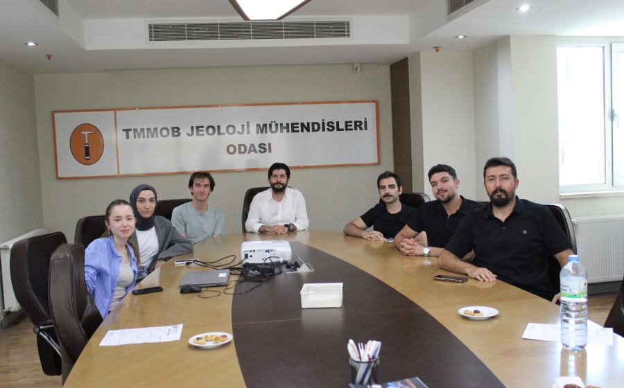 tmmobjmo's tweet photo. ODTÜ, İTÜ, İSTANBUL ÜNİVERSİTESİ CERRAHPAŞA JEOLOJİ MÜHENDİSLİĞİ BÖLÜMÜ ÖĞRENCİLERİ ODAMIZI ZİYARET ETTİ

ODTÜ, İTÜ, İstanbul Üniversitesi Cerrahpaşa Jeoloji Mühendisliği Bölümü öğrencileri, Odamızı ziyaret etti. Öğrencileri ziyaret sırasında Oda Yönetim Kurulu Başkanımız Düzgün Esina ve Yönetim Kurulu II. Başkanımız Seçkin Gülbudak ve Yönetim Kurulu Sayman Üyemiz Özgür Değirmenci karşıladı.

Ziyarette; jeoloji mühendisliği mesleğinin güncel durumu, mesleki gelişim olanakları, çalışma alanları ve Odamızın yürüttüğü çalışmalar hakkında öğrencilere bilgi verild. Öğrencilerin meslek örgütlenmesi, üniversite–Oda ilişkileri ve mezuniyet sonrası mesleki süreçlere ilişkin soruları yanıtlandı.

Ziyarette ayrıca Odamızın öğrenci örgütlülüğü JeoGenç hakkında öğrencilere bilgi verilerek, Jeoloji Mühendisliği öğrencilerinin meslek örgütüyle buluşmasının ve öğrencilerin bilimsel, sosyal ve mesleki alanlarda örgütlü çalışmalar içerisinde yer almasının önemi aktarıldı. Genç meslektaş adaylarının mesleki ve bilimsel gelişimlerinin desteklenmesi, üniversiteler ile meslek örgütü arasındaki iletişim ve iş birliğinin güçlendirilmesine yönelik değerlendirmelerde bulunuldu.

Ziyaretleri için ODTÜ, İTÜ, Hacettepe Üniversitesi ve Ankara Üniversitesi Jeoloji Mühendisliği Bölümü öğrencilerine teşekkür ediyor, JeoGenç çatısı altında yürütülecek çalışmalarda başarılar diliyoruz.

https://t.co/u5Ihmy1yij