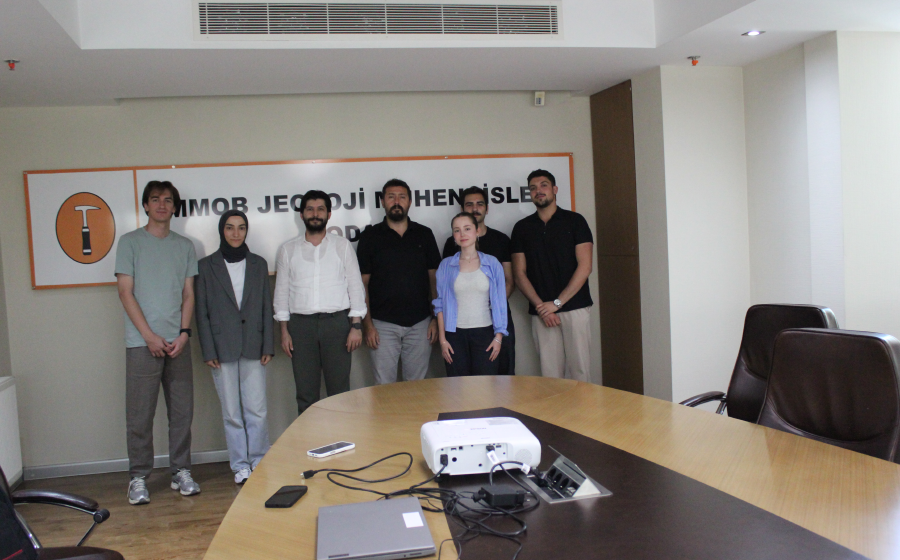 tmmobjmo's tweet photo. ODTÜ, İTÜ, İSTANBUL ÜNİVERSİTESİ CERRAHPAŞA JEOLOJİ MÜHENDİSLİĞİ BÖLÜMÜ ÖĞRENCİLERİ ODAMIZI ZİYARET ETTİ

ODTÜ, İTÜ, İstanbul Üniversitesi Cerrahpaşa Jeoloji Mühendisliği Bölümü öğrencileri, Odamızı ziyaret etti. Öğrencileri ziyaret sırasında Oda Yönetim Kurulu Başkanımız Düzgün Esina ve Yönetim Kurulu II. Başkanımız Seçkin Gülbudak ve Yönetim Kurulu Sayman Üyemiz Özgür Değirmenci karşıladı.

Ziyarette; jeoloji mühendisliği mesleğinin güncel durumu, mesleki gelişim olanakları, çalışma alanları ve Odamızın yürüttüğü çalışmalar hakkında öğrencilere bilgi verild. Öğrencilerin meslek örgütlenmesi, üniversite–Oda ilişkileri ve mezuniyet sonrası mesleki süreçlere ilişkin soruları yanıtlandı.

Ziyarette ayrıca Odamızın öğrenci örgütlülüğü JeoGenç hakkında öğrencilere bilgi verilerek, Jeoloji Mühendisliği öğrencilerinin meslek örgütüyle buluşmasının ve öğrencilerin bilimsel, sosyal ve mesleki alanlarda örgütlü çalışmalar içerisinde yer almasının önemi aktarıldı. Genç meslektaş adaylarının mesleki ve bilimsel gelişimlerinin desteklenmesi, üniversiteler ile meslek örgütü arasındaki iletişim ve iş birliğinin güçlendirilmesine yönelik değerlendirmelerde bulunuldu.

Ziyaretleri için ODTÜ, İTÜ, Hacettepe Üniversitesi ve Ankara Üniversitesi Jeoloji Mühendisliği Bölümü öğrencilerine teşekkür ediyor, JeoGenç çatısı altında yürütülecek çalışmalarda başarılar diliyoruz.

https://t.co/u5Ihmy1yij
