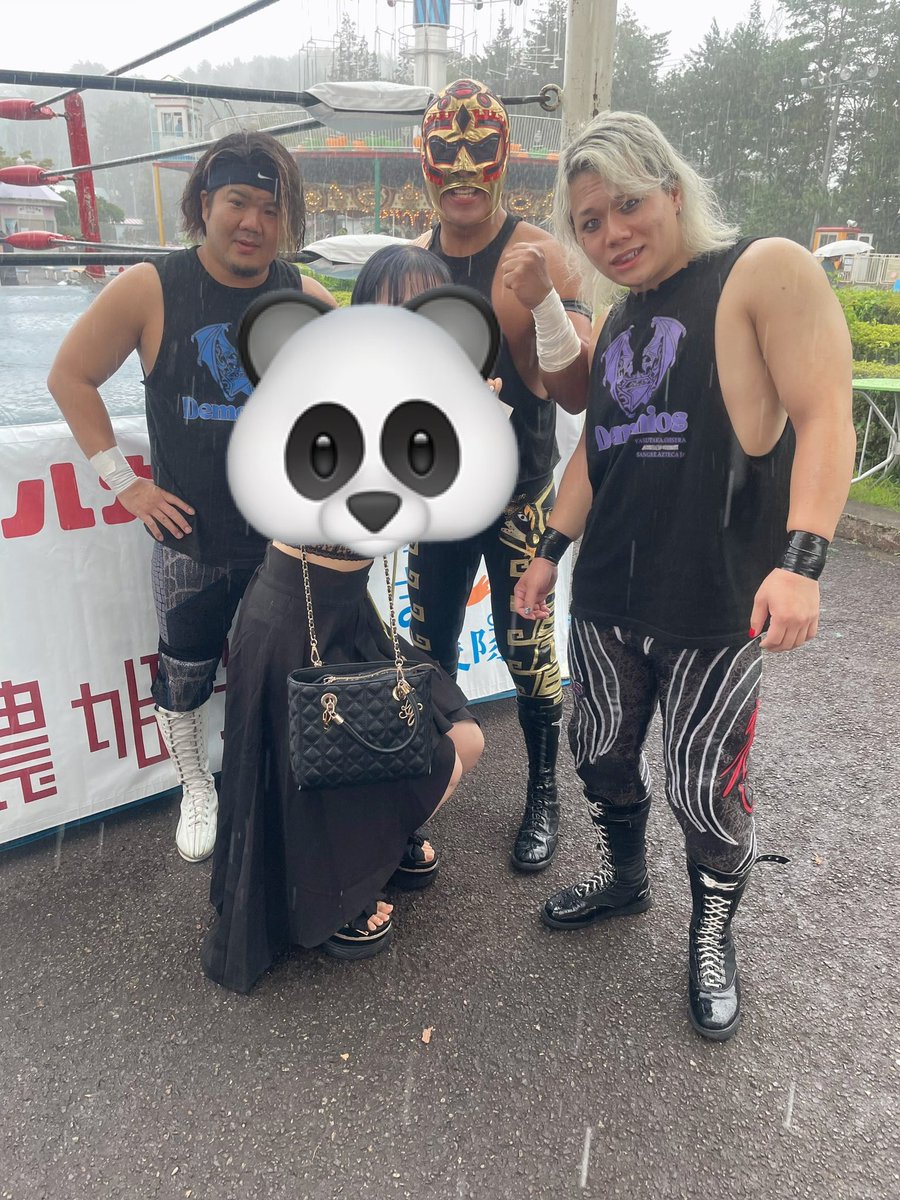 pu_25fu's tweet photo. 試合前の大雨すぎる撮影会みてほしい！ほんとにたのしかった最高みちのくプロレス！
にごうさんが「レアキャラいるから間に立って」って言ってましたレアキャラかわいいね https://t.co/pzwIRgDKAb