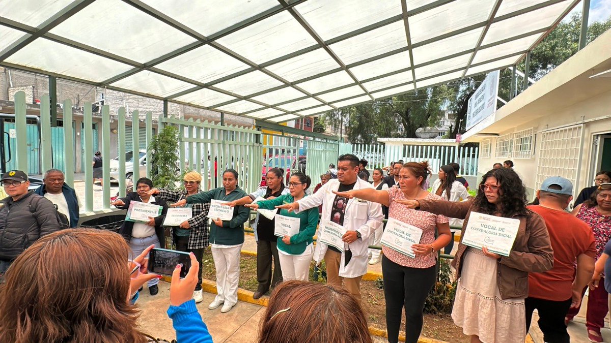 antorchaedomx's tweet photo. En Ixtapaluca, vecinos denunciaron una presunta intervención del Ayuntamiento en las elecciones de comités de centros de salud. Señalaron la movilización de personas ajenas a las comunidades para influir en las votaciones y cuestionaron cualquier intento de controlar recursos. https://t.co/18VzN1iKZ5