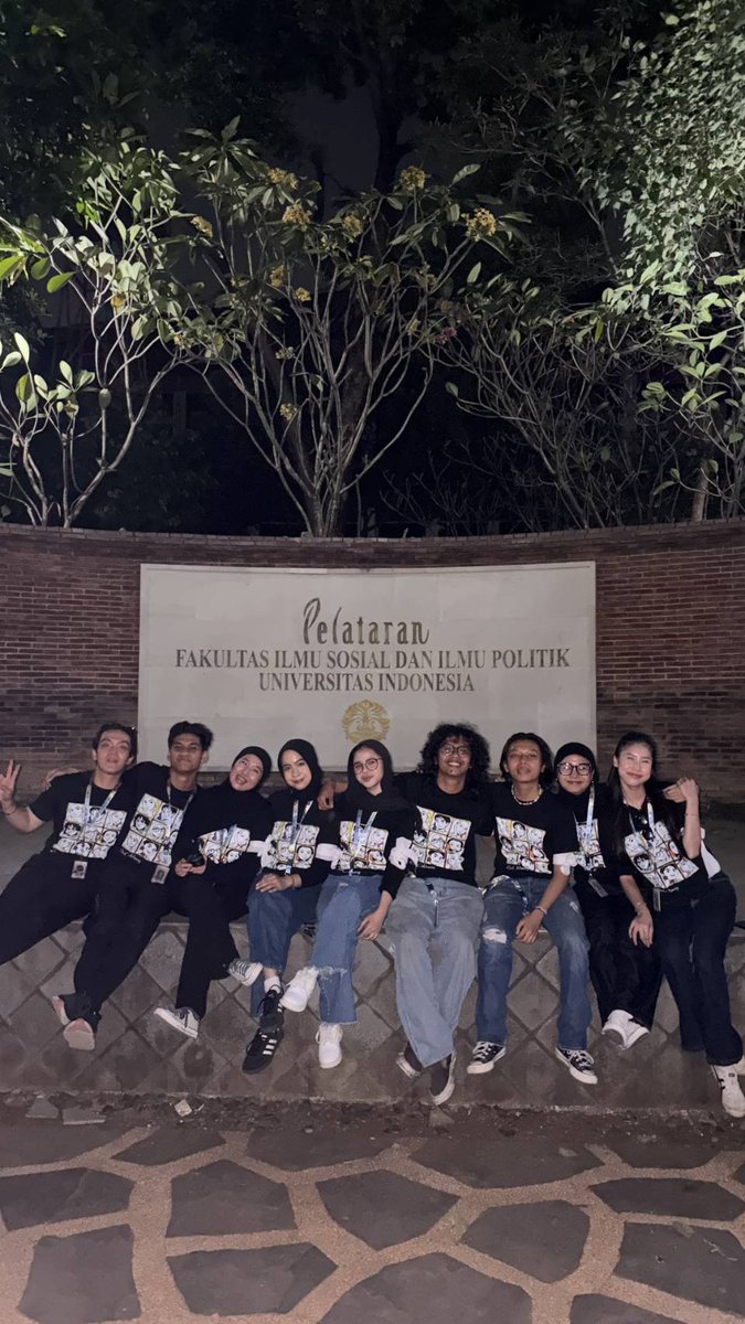sadededew's tweet photo. menjadi bagian dari psak fisip ui 2026 wasn't on my list this year, cuman as days succumbed to weeks gw mulai lihat the gist of it all, primarily karena gw surround myself dengan orang yg ngasih makna itu. teruntuk jo, yad, pi, chi, rris, syil thankyou udah mau nemenin dering <3 https://t.co/EhymmnwTVO
