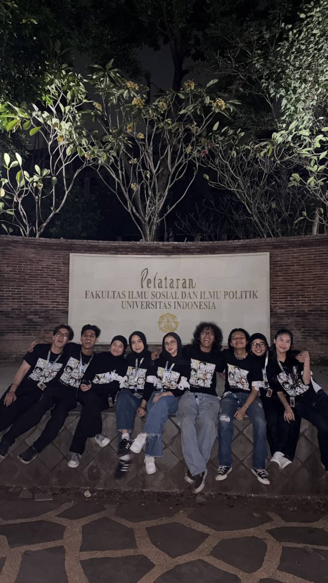 sadededew's tweet photo. menjadi bagian dari psak fisip ui 2026 wasn't on my list this year, cuman as days succumbed to weeks gw mulai lihat the gist of it all, primarily karena gw surround myself dengan orang yg ngasih makna itu. teruntuk jo, yad, pi, chi, rris, syil thankyou udah mau nemenin dering <3 https://t.co/EhymmnwTVO