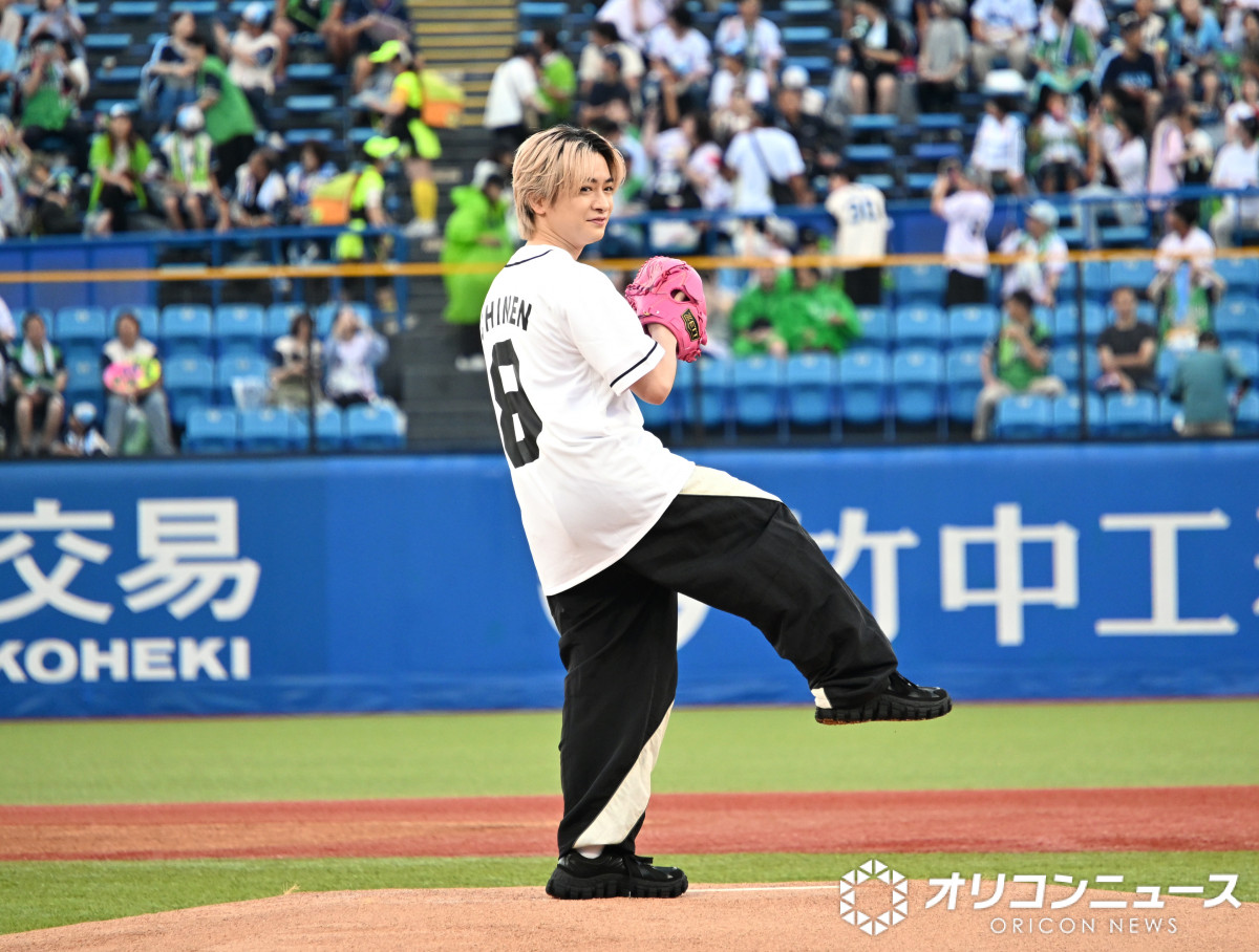 oricon's tweet photo. Hey! Say! JUMP・知念侑李🩷
ピンク色のグローブで人生初の
ファーストピッチセレモニー⚾️
⠀
大暴投に照れ笑い😊
https://t.co/T8pCSdiby3 https://t.co/uGH0csf1Zy