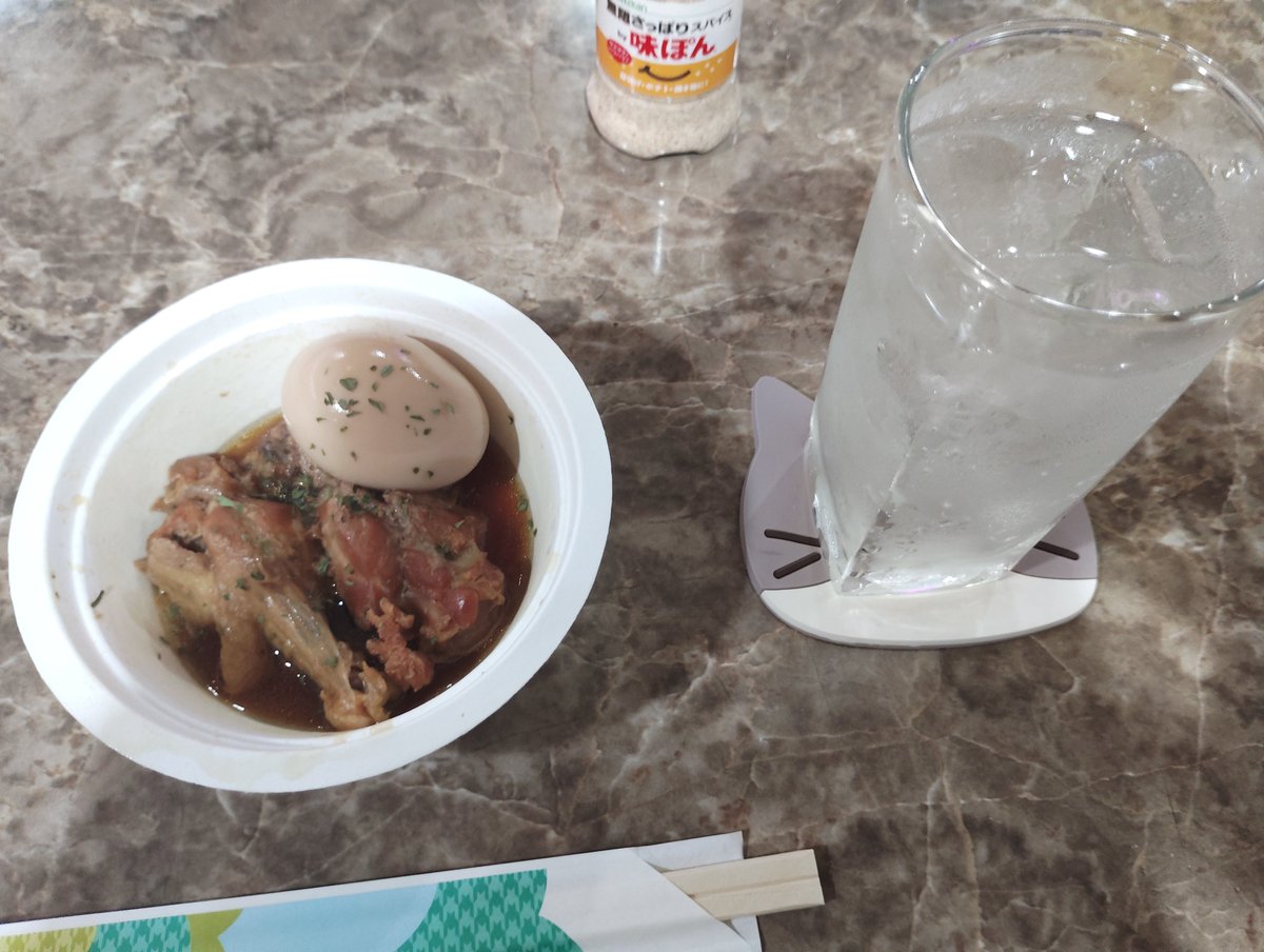 mitakaku's tweet photo. 久しぶりに来たBARがスナックになった場所へ…懐かしい気分に浸りながらの飲み食いなり。 https://t.co/YVlzdHT2NE