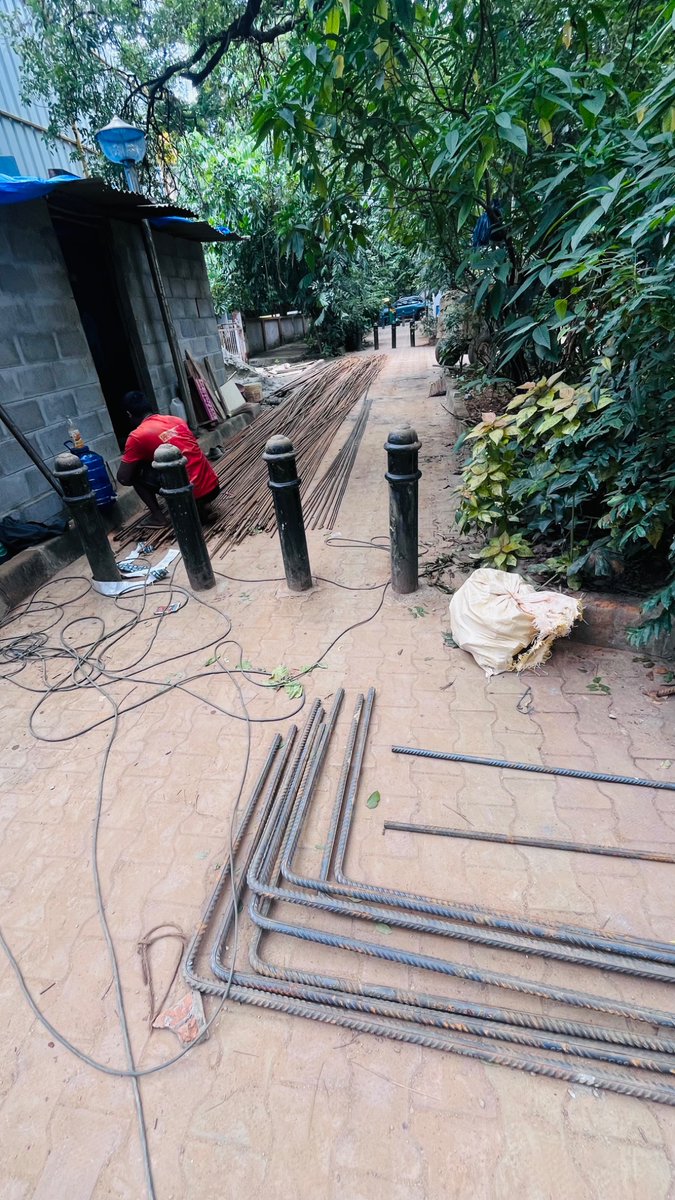 Lifezpresent's tweet photo. @krishnabgowda @DKShivakumar  @GBA_office @basvanguditrfps @Basavanagudibcp @blrcitytraffic footpath has become death-path by construction vendors kindly intervene before any ciritical incident occurs  https://t.co/1atHq1rSjK https://t.co/82gNAiYEJu
