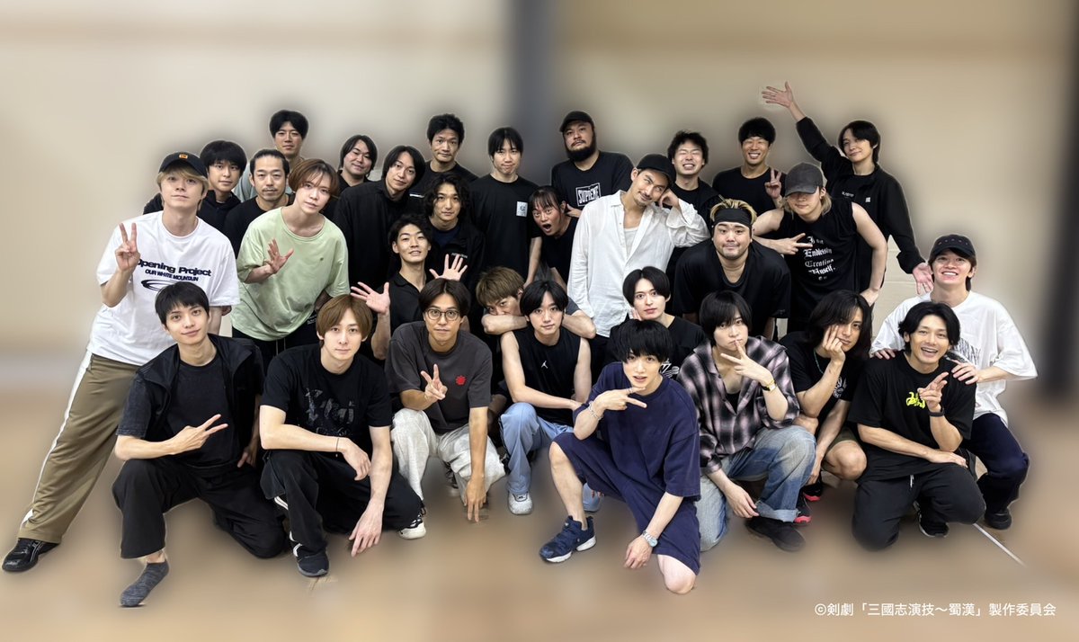 kg_sangokushi's tweet photo. 🟩⚔️上演時間のお知らせ⚔️🟩

本公演は休憩を含め
【3時間20分】の上演を予定しております。

〈 一部 〉本編 第一幕
　　　休憩 20分
〈 一部 〉本編 第二幕
〈 二部 〉特別御前試合（スペシャル殺陣ショー）

にてお送りいたします。

無事に全稽古が無事終了いたしました！
剣劇「三國志演技」最終章に相応しく、壮大な物語をお届けます。

🚄いざ、大阪/新歌舞伎座へ

公演チケットのご購入はこちら💨
https://t.co/X2NfTJ0mhs

#剣劇三國志