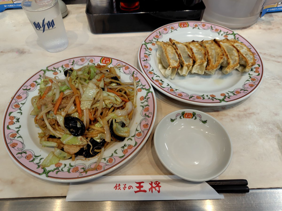 MOMONJA0326's tweet photo. 【餃子の王将 東金店】
◯東金駅 徒歩11分

・焼そば（醤油） ¥638
・大葉香る夏餃子 ¥363
　※半額クーポン ▲¥182

合計819円（税込）

醤油味の焼きそば

#餃子の王将 #夏餃子 
#メガネくんの栄養補給 https://t.co/N3HXcuSUte