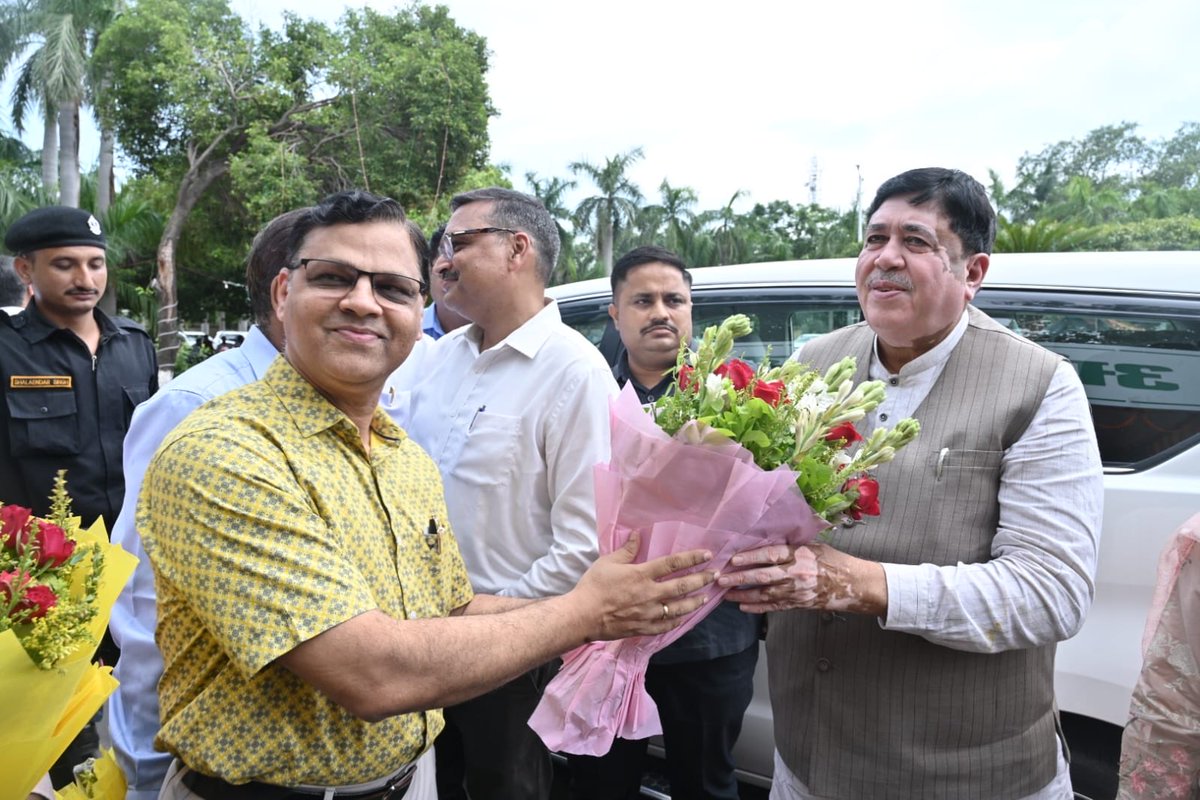 Dileep_Sanghani's tweet photo. इफको इकाई, फूलपुर में आयोजित स्वतंत्रता दिवस समारोह में सम्मिलित होने हेतु फूलपुर इकाई आगमन पर इफको के निदेशक वाल्मीकि त्रिपाठी, पद्मश्री राम शरण वर्मा, आर पी सिंह बघेल, परमात्मा कुंवर,  इफ्को इकाई  के अधिकारी ओर कर्मचारीयो ने आत्मीय अभिवादन किया।

धन्यवाद। 🙏🇮🇳
@IFFCO_Coop https://t.co/OII65eIIjM
