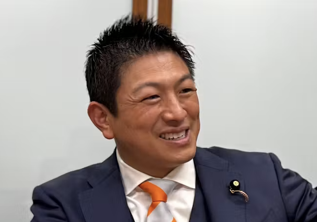 takumanozawa's tweet photo. これは慎重に書きます。

2023年12月、神谷代表の元公設秘書だった女性が亡くなり、週刊文春が自死として報じました。原因について公的な結論は出ていません。私も断定はしません。

ただ、神谷さんご自身が取材に「責任は感じている」と述べたことは事実です。

私が引っかかっているのは、その後です。
この問題を発信した元スタッフが、訴えられている。

言論の自由を守ると掲げる政党が、自党について語った人を法廷に呼び出す。

亡くなった方とご遺族のことを思えば、騒ぎ立てる話ではありません。
それでも、この構図だけは記録しておくべきだと思っています。