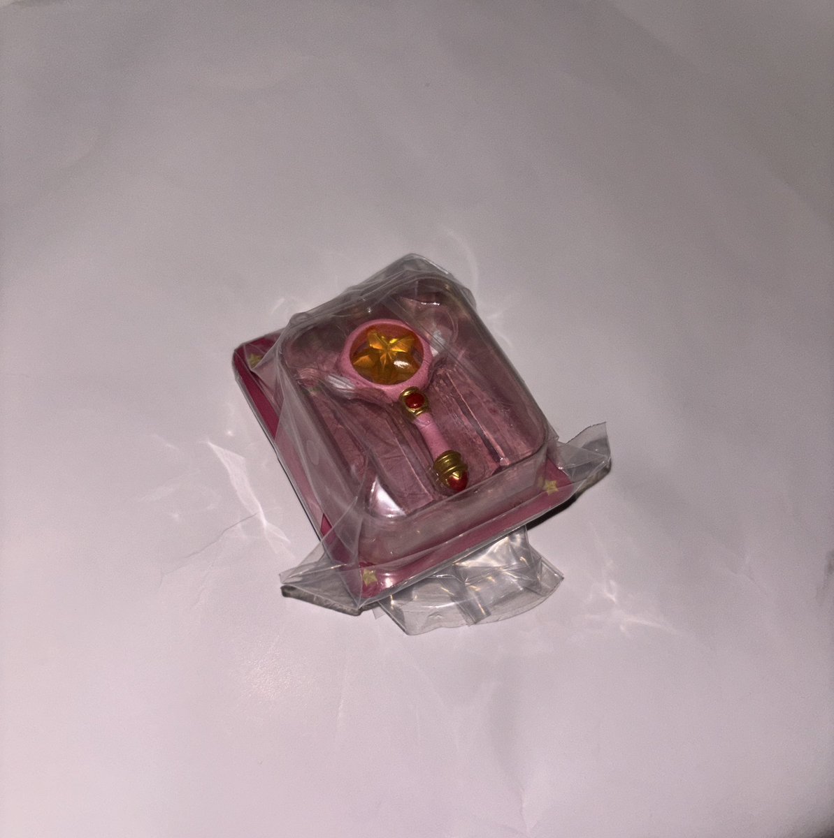 6ddJl's tweet photo. 【交換】
カードキャプターさくら　ブリスターチャームコレクション

譲:夢の杖、夢の鍵、星の杖
求:封印の杖>ケロちゃん

⚠️２つまとめて優先
都内手渡し>郵送

ミニブック、カプセルは付いてません❌
夢の杖、鍵に関してはオンライン決済の商品のため8月後半に届きます。
それ以降の発送となります。 https://t.co/b4scvUpWaD