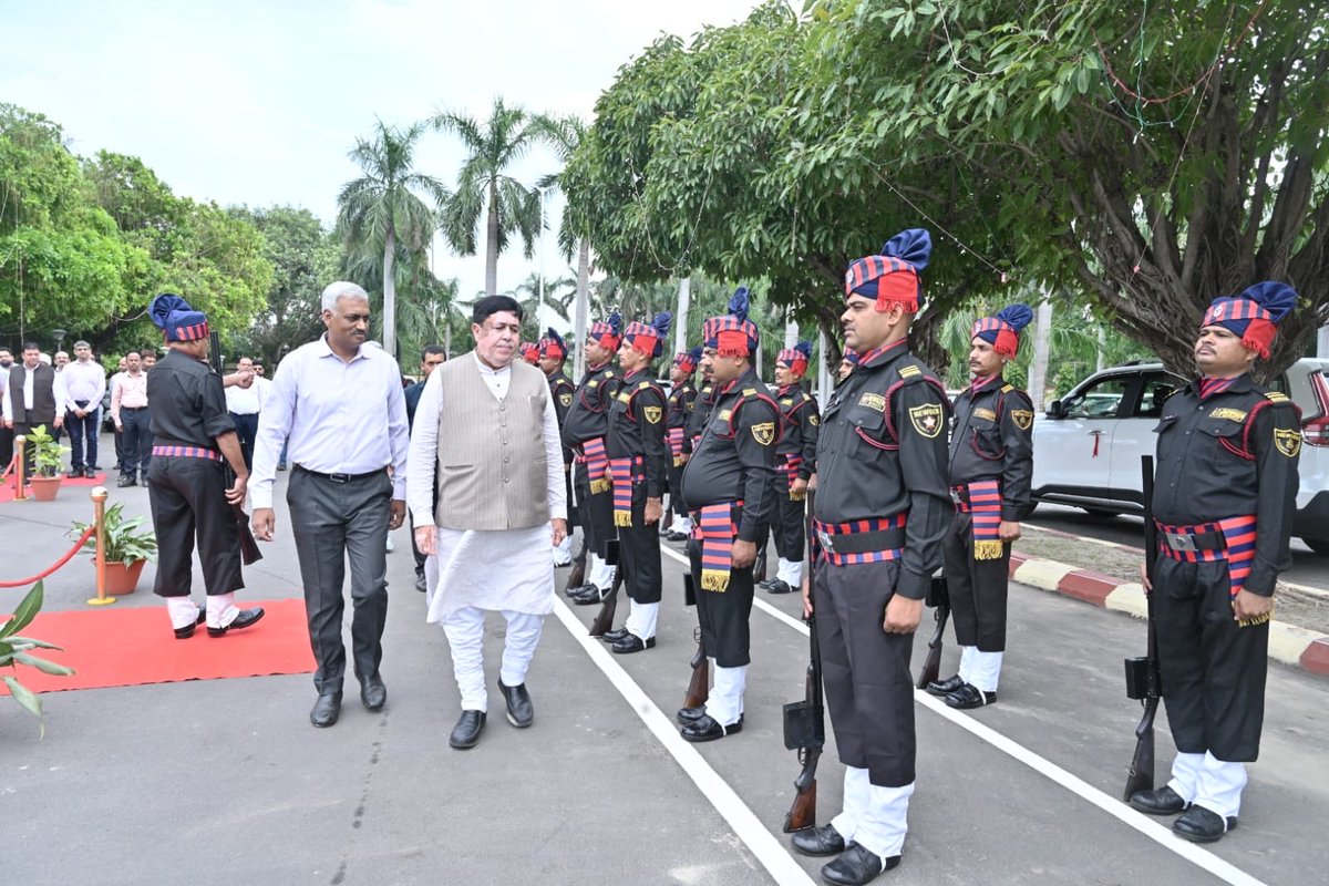 Dileep_Sanghani's tweet photo. इफको इकाई फूलपुर आगमन पर अनुशासन, समर्पण और कर्तव्यनिष्ठा का प्रतीक  इकाई की सुरक्षा टीम द्वारा दिया गया गार्ड ऑफ ऑनर। https://t.co/dvKRNYng1P