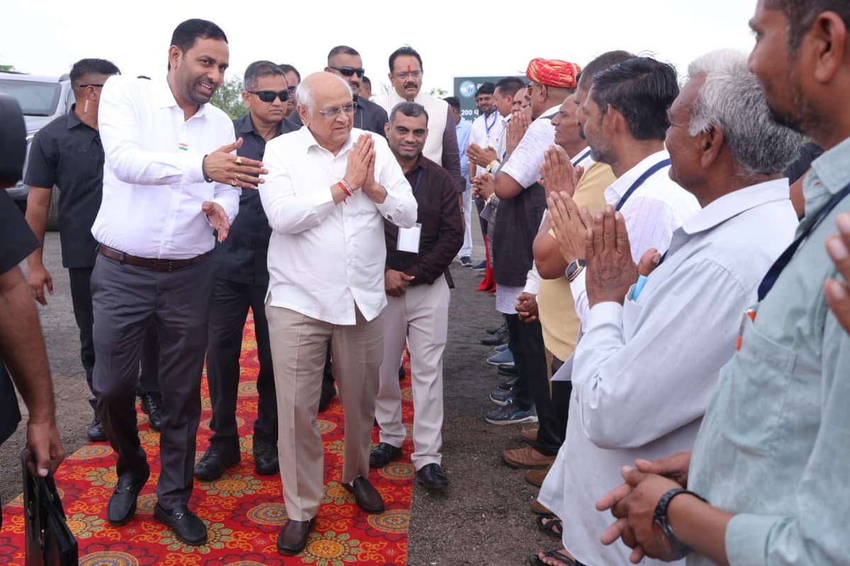 Bhupendrapbjp's tweet photo. માનનીય વડાપ્રધાન શ્રી નરેન્દ્રભાઈ મોદી પ્રેરિત 'એક પેડ માઁ કે નામ' અભિયાનને વેગ આપતા અમરેલીના વરસડા ગામ ખાતે સદભાવના ટ્રસ્ટના સહયોગથી 5,000 જેટલા વૃક્ષોના વાવેતરનું આયોજન કરવામાં આવ્યું છે, જે અંતર્ગત આજે વૃક્ષારોપણ કરીને આ અભિયાનને બિરદાવ્યું. 

ગ્રામજનોને પ્રકૃતિના જતન માટે વધુમાં વધુ વૃક્ષો વાવવા અને તેના ઉછેરની સામૂહિક જવાબદારી લેવા આહવાન કર્યું.
