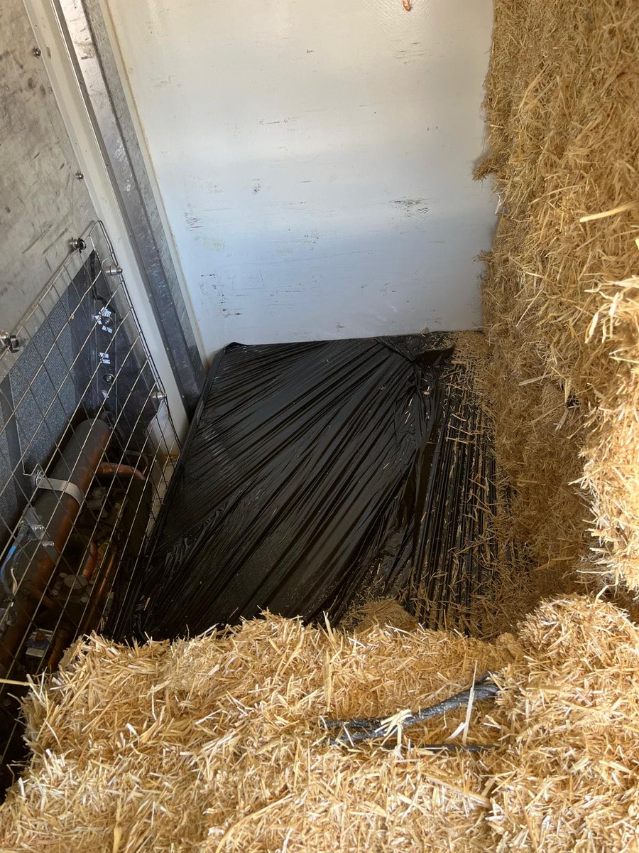 douane_france's tweet photo. 🚨#AffaireDuJour | 250 kg de cocaïne cachés derrière des bottes de paille dans un poids lourd ont été saisis par les douaniers d’Orléans et de Bourges.
Le chauffeur, interpellé, sera jugé en comparution immédiate.
Une opération exemplaire menée par nos agents mobilisés.

En savoir plus : https://t.co/tv4Q6BG5qT