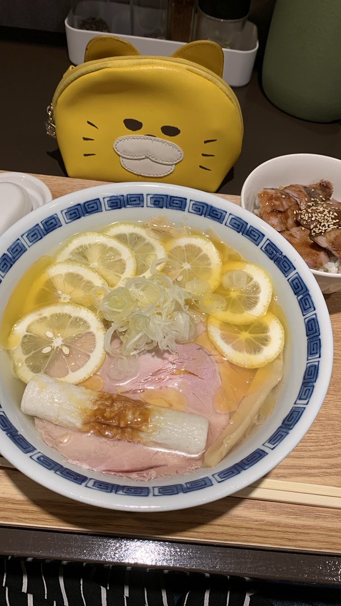 Piro02160216's tweet photo. 冷たい鶏そばレモン 
#らーめん飛鶏魚 

レモンキタ🍋！
これ大好き🥰
レモンギゥギゥ絞って、更に麺と一緒に食べちゃう！
ここのレモンは皮が苦くないので
モシャモシャいけます！🥰

あー美味しかったー！ https://t.co/ooEGDYlcUj