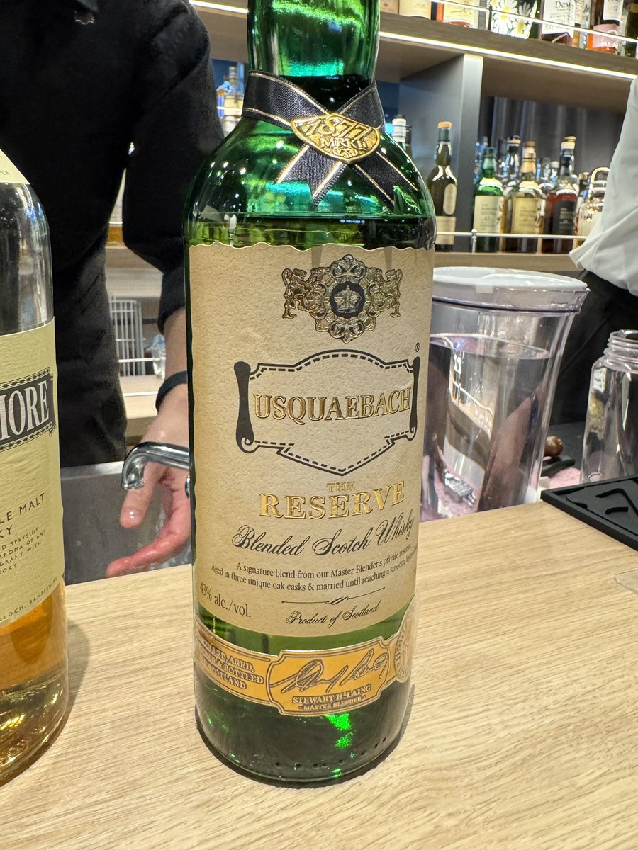yylab's tweet photo. 里帰り先にお酒の美術館があったので
ハイボールでもいただこうとお勧めを聞いたら
Usquaebach（ウシュクベ）が珍しいよ！とのこと

命の水と呼ばれ、ウイスキーの語源でもあるスコッチらしく、全然知らなかったけど
飲んだらフワッと甘みもあって飲みやすくて美味しい！
これはまた出会いたいお酒や https://t.co/8e93CQaxoP